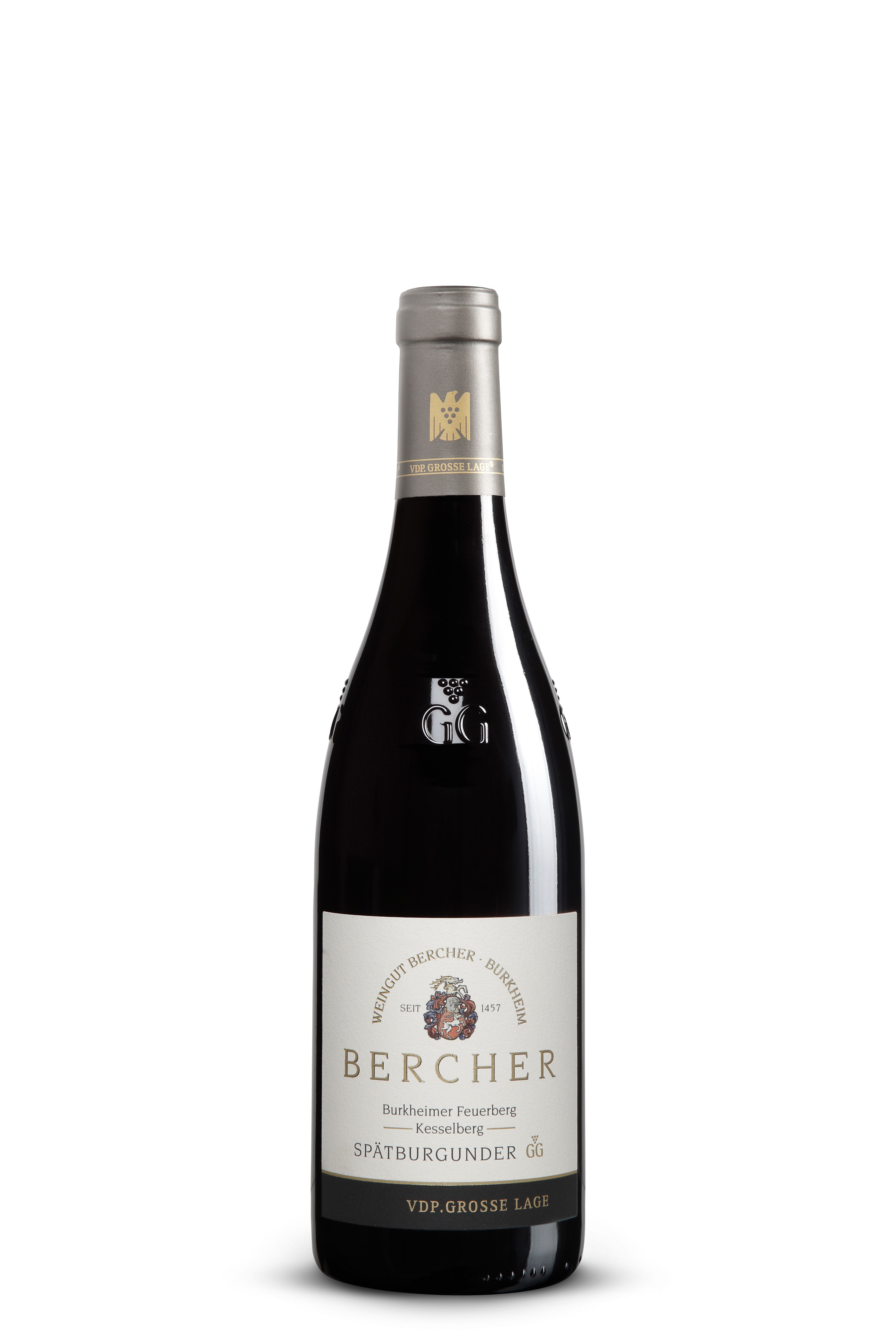 Dunkle Burgunderflasche mit silberner Kapsel und Reliefprägung „GG“. Großes, helles Etikett mit goldener Aufschrift „Bercher“ und detailliertem Familienwappen, darunter der Lagenname „Burkheimer Feuerberg Kesselberg“ und Rebsorte „Spätburgunder GG“.