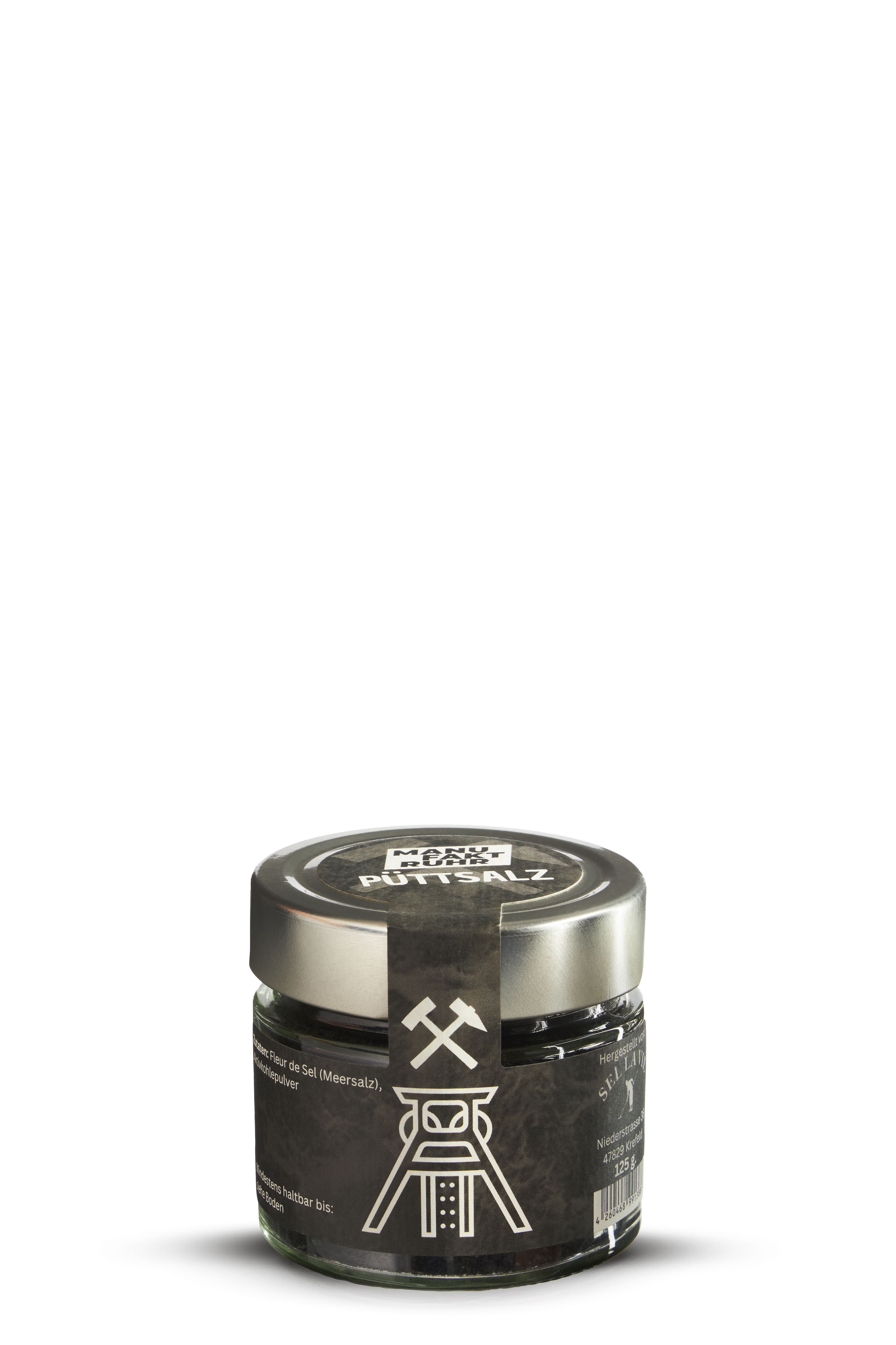 Klares Glas mit schwarzem Salz, das durch Aktivkohle gefärbt ist. Das Etikett zeigt den Schriftzug „Püttsalz“ in moderner Typografie. Schwarzes Salz als Hingucker in der Küche.