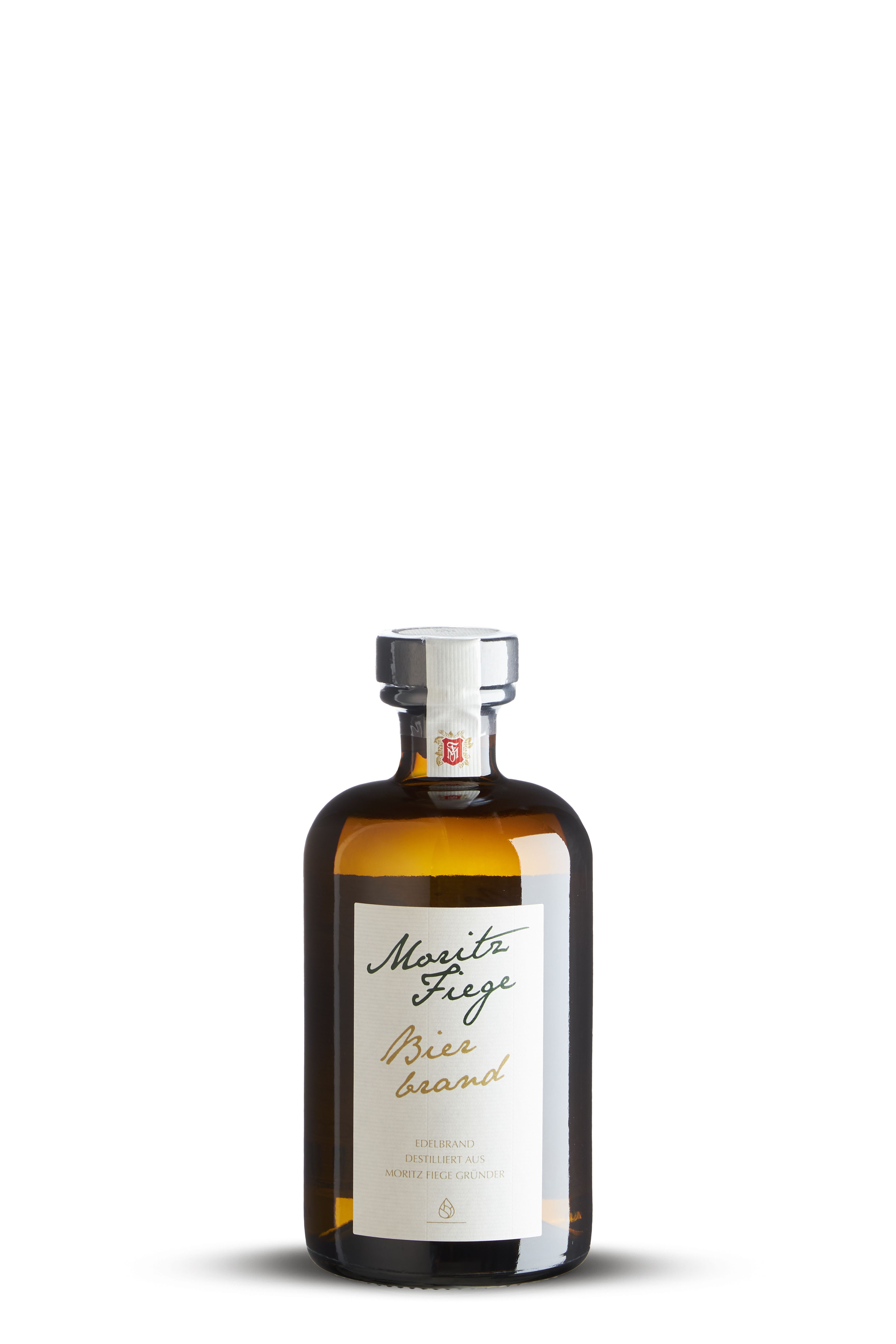 Braune Flasche mit weißem Etikett, darauf steht „Moritz Fiege Bierbrand“ in grüner und goldener Schrift. Schwarzer Schraubverschluss mit weißem Siegel.