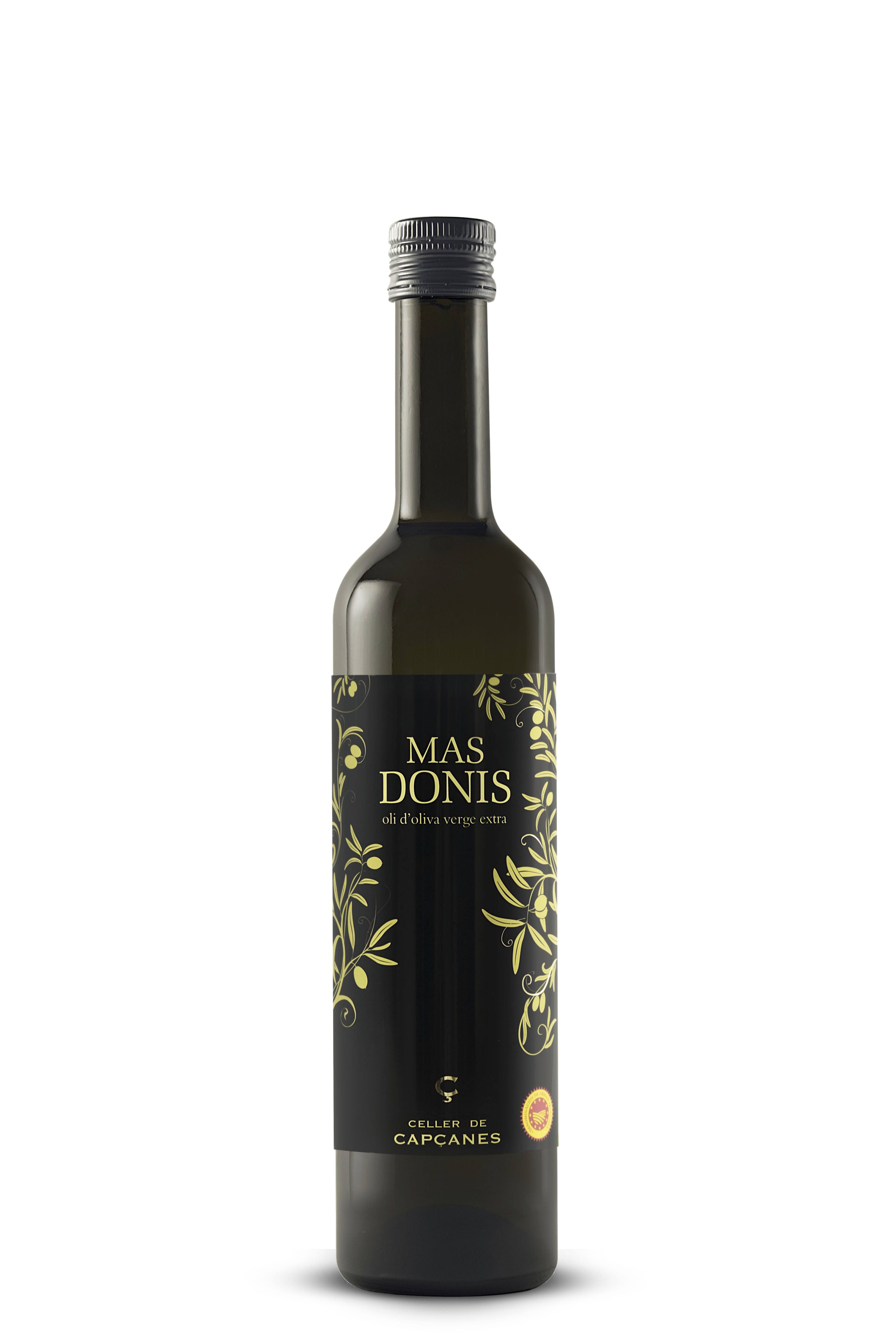 Eine dunkelgrüne Glasflasche mit schwarzem Etikett, auf dem in goldener Schrift „MAS DONIS“ steht. Umgeben von filigranen, olivenzweigartigen Ornamenten. Am unteren Rand ein rotes Qualitätssiegel und der Schriftzug „Celler de Capçanes“.