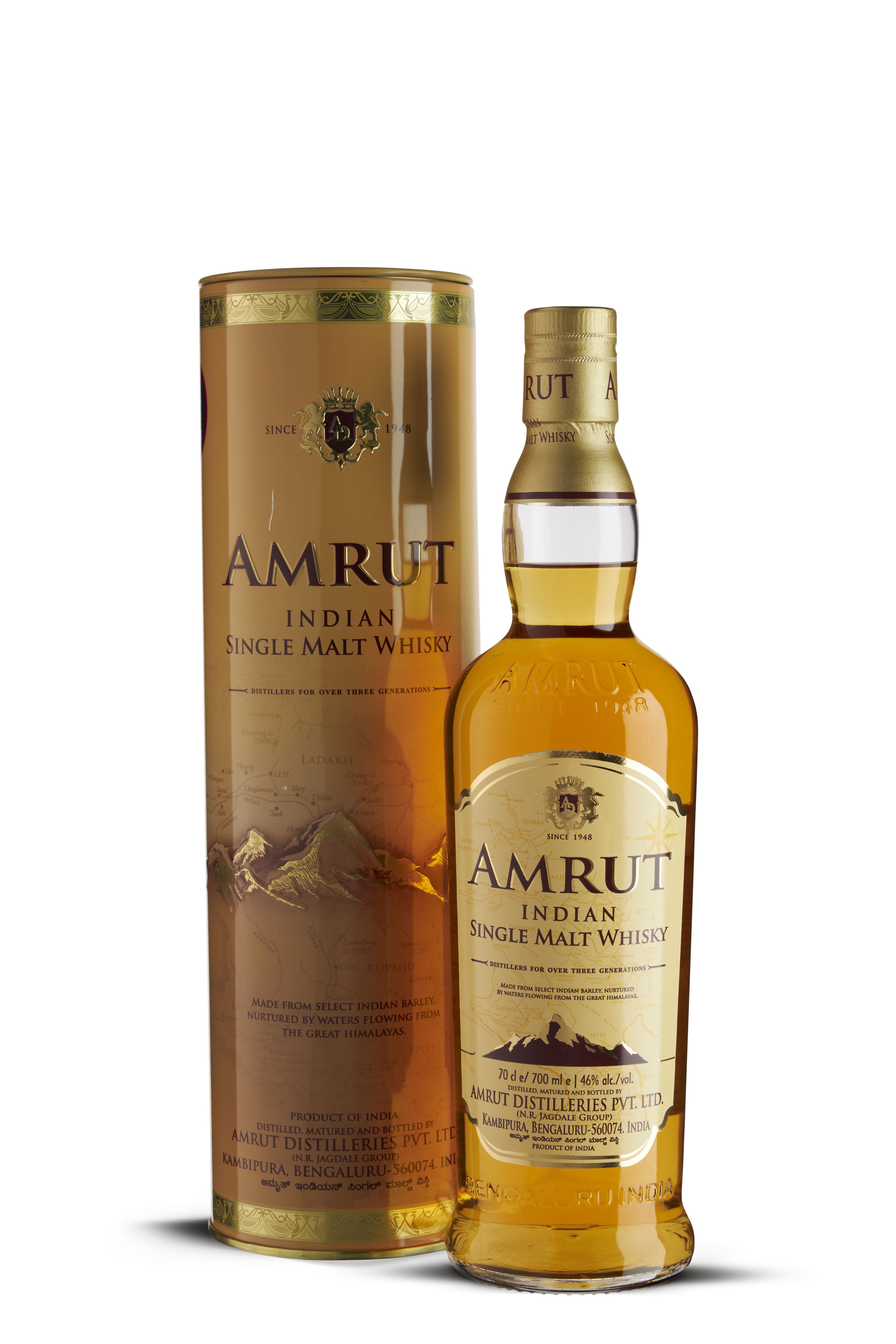 Die Amrut Indian Single Malt Whisky-Flasche steht vor einer goldglänzenden Tube mit Himalaya-Motiv. Edle Prägungen, ein klarer Schriftzug und warme Bernsteinfarben verleihen ihm ein exotisches, hochwertiges Erscheinungsbild mit indischem Charakter.