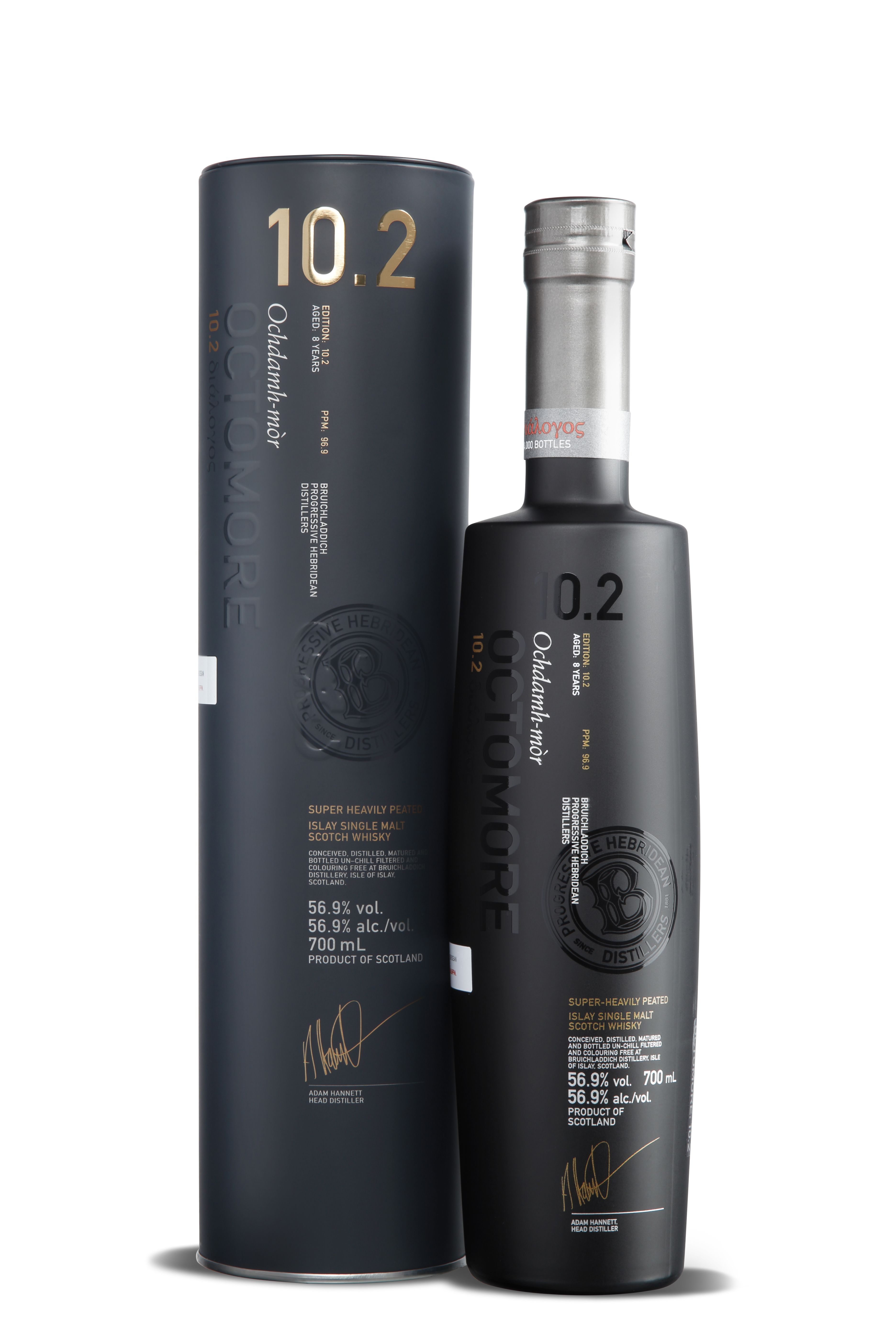 Die Octomore 10.2 besticht durch ihr modernes, matt-schwarzes Design mit goldenen Akzenten. Die schlanke Flasche wirkt puristisch und edel. Der Islay Single Malt ist stark getorft, limitiert, und mit 56,9 % Vol. ein echtes Kraftpaket für Kenner.