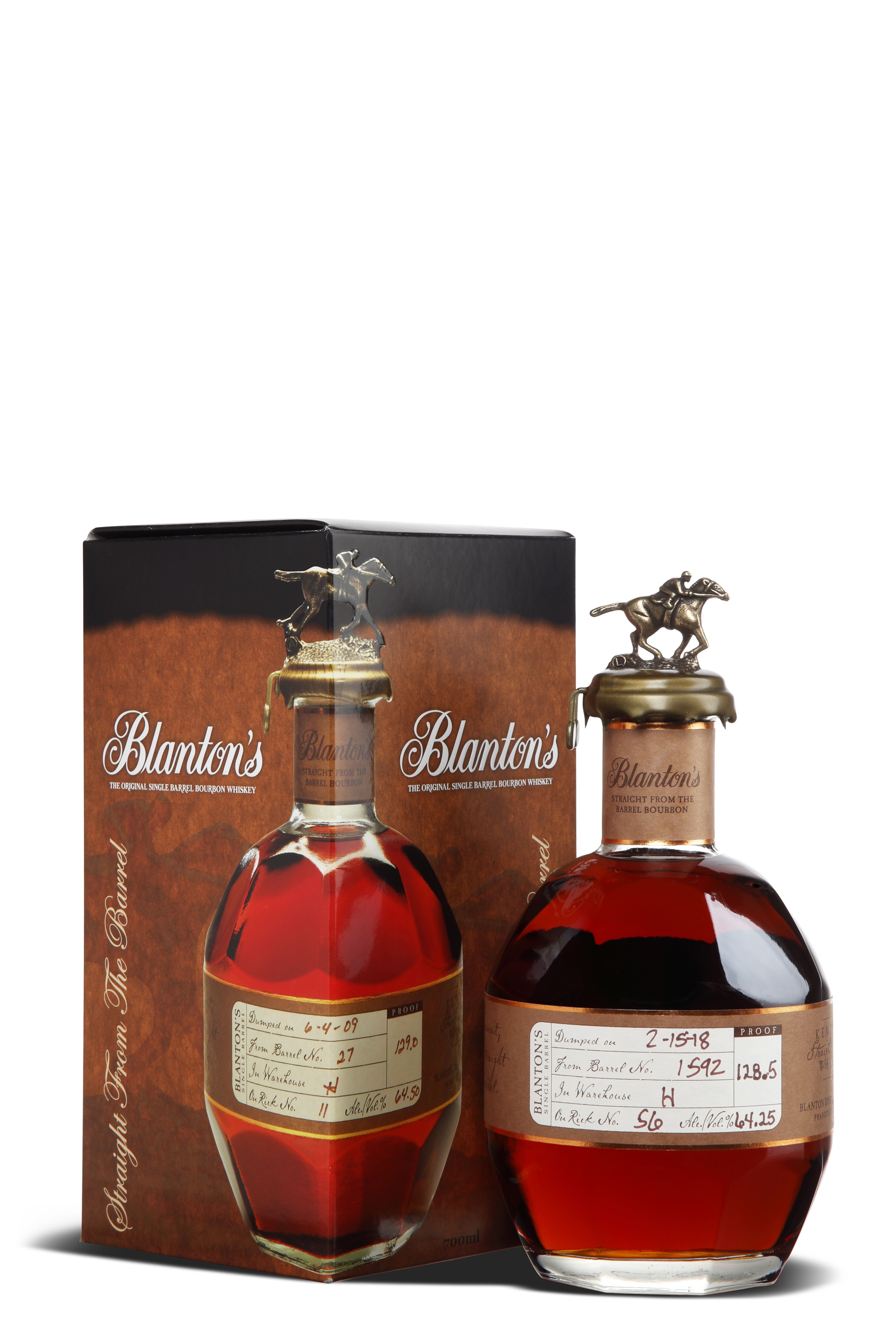 Eine runde Whiskyflasche mit bernsteinfarbenem Inhalt steht vor einer Verpackung mit ähnlichem Design. Die Flasche hat ein Etikett mit handschriftlichen Details und einen Verschluss, der mit einer kleinen bronzefarbenen Figur verziert ist.