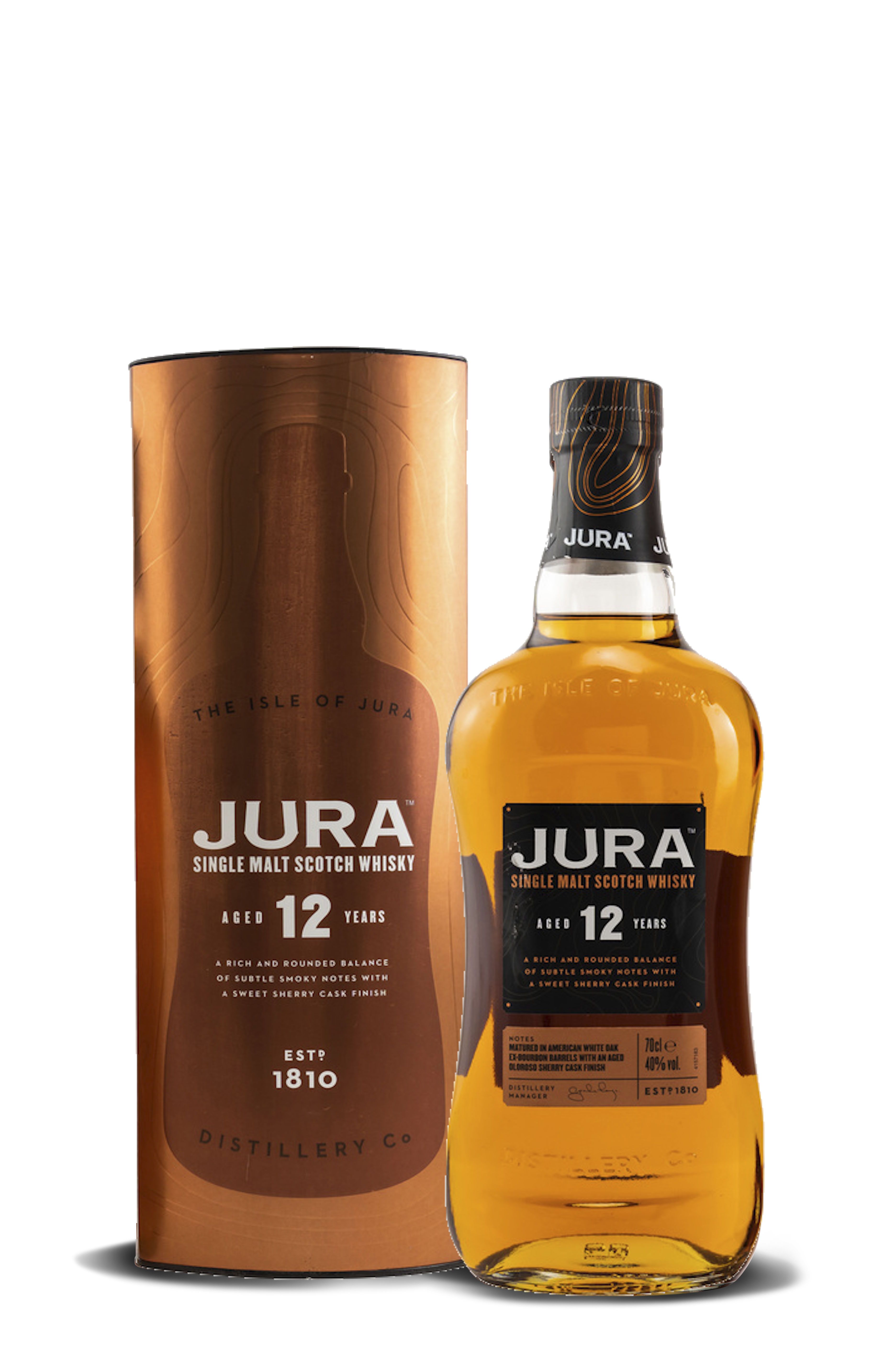 Jura-Whiskyflasche mit schwarzem Etikett und strukturiertem Verschluss vor passender kupferfarbener Geschenkverpackung. Beide zeigen die Aufschrift „Jura 12 Years“. Die Flasche hat eine geschwungene Form, die Flüssigkeit leuchtet in klarem Goldbraun.