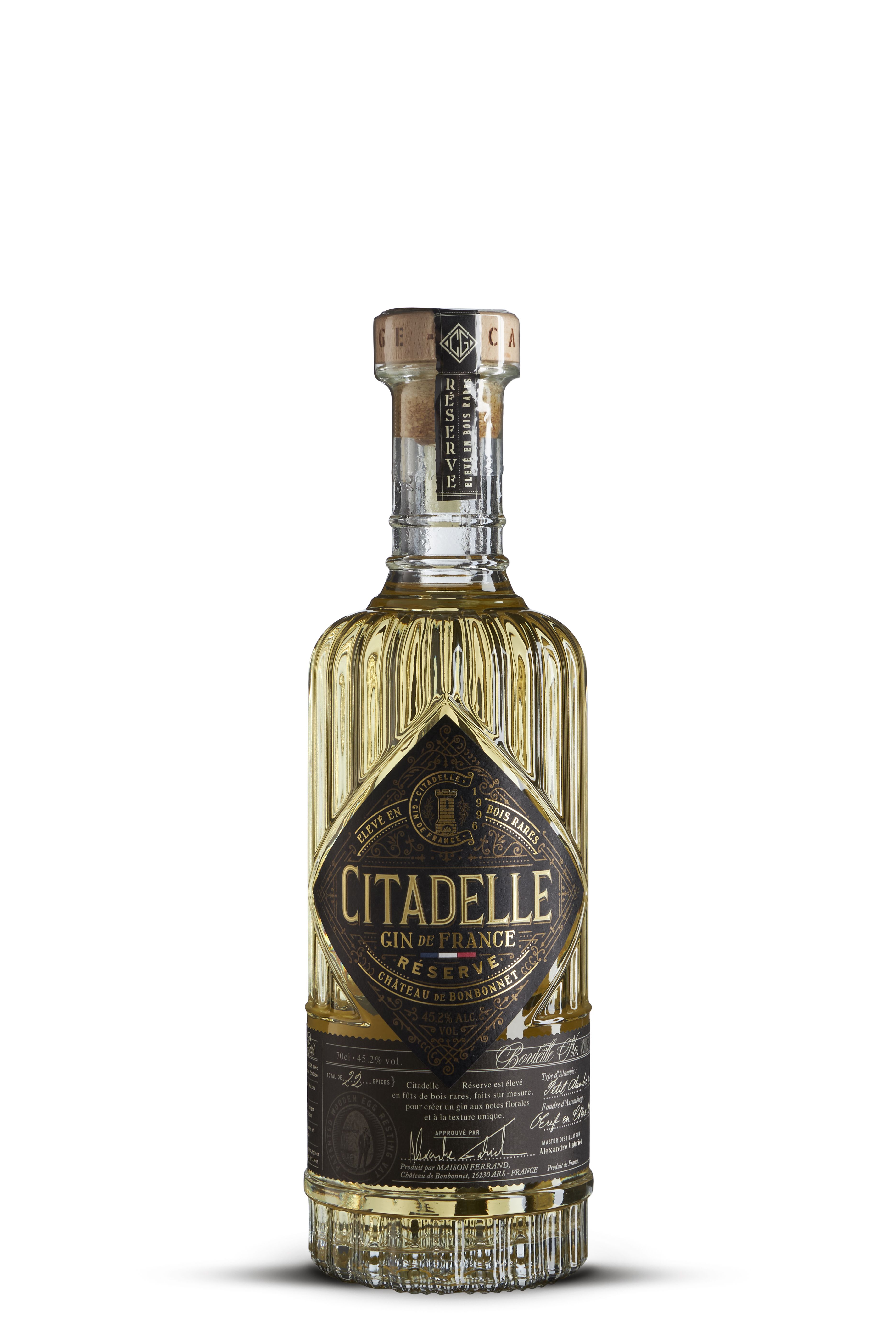 Gin-Flasche aus strukturiertem Glas mit einem schwarzen, rautenförmigen Etikett. Darauf steht "Citadelle Gin de France Réserve" in goldener Schrift. Ein Korken mit schwarzem Siegelverschluss rundet das Design ab.