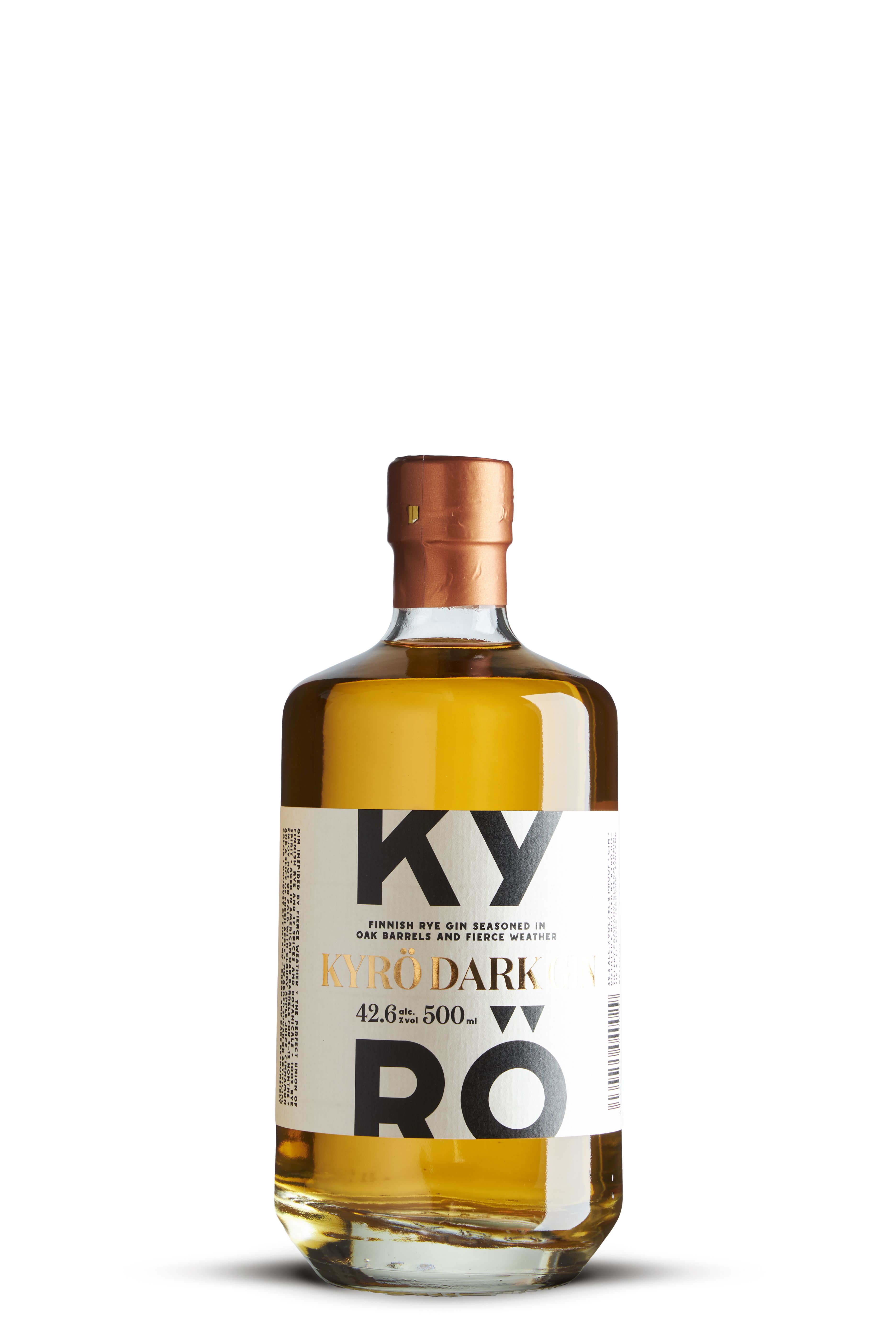 Kurze, bauchige Flasche mit bronzefarbenem Verschluss. Der Inhalt ist bernsteinfarben. Großes, weißes Etikett mit schwarzer Blockschrift: „KYRÖ DARK GIN“. Klare, moderne Typografie und reduziertes Design mit nordischem Charakter.