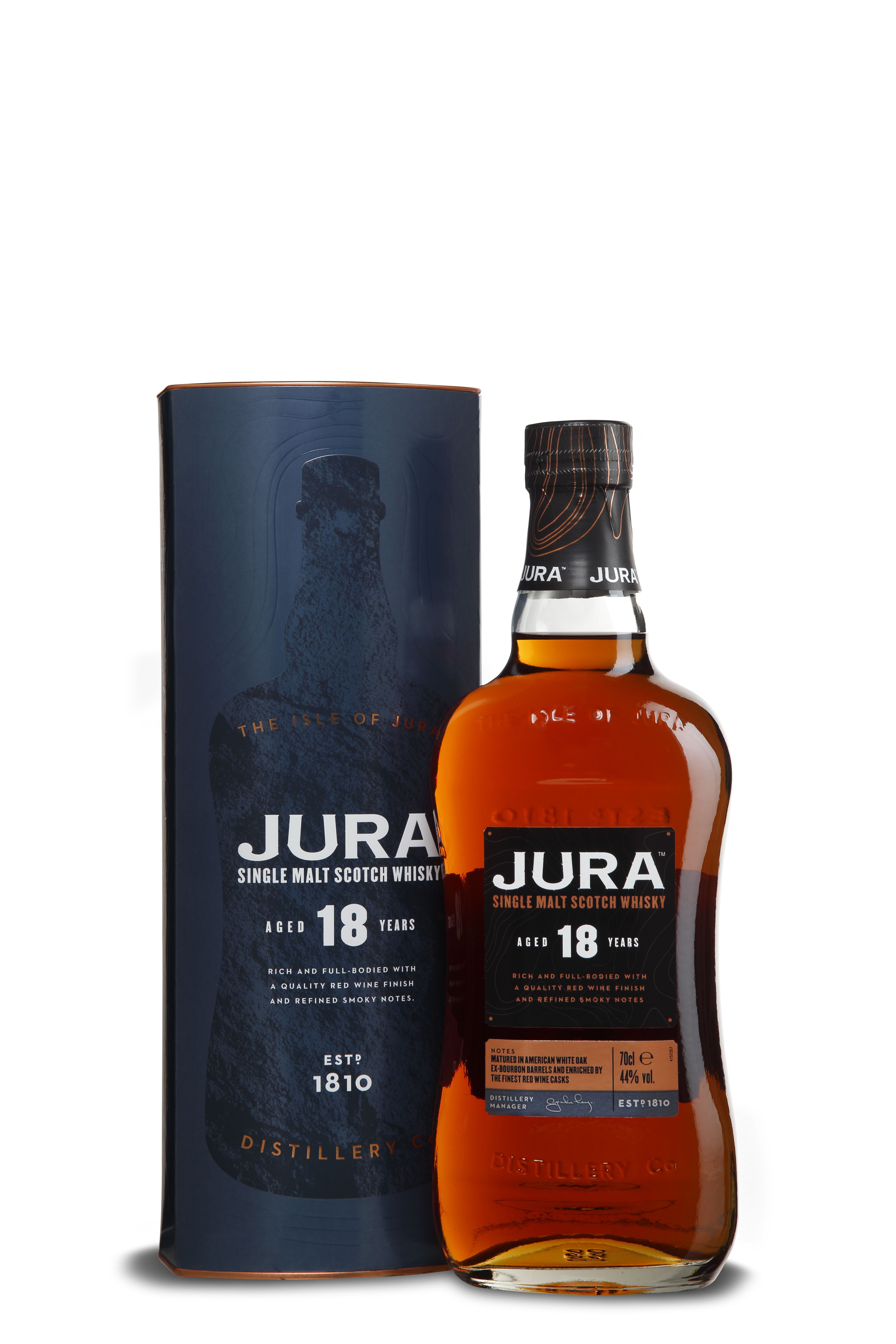 Eine Flasche Jura Single Malt Scotch Whisky neben der dazugehörigen blauen Verpackung. Die Flasche ist braun mit einem schwarzen Etikett und einem schwarzen Verschluss. Die Verpackung ist dunkelblau mit dem Schriftzug "Jura 18 years".