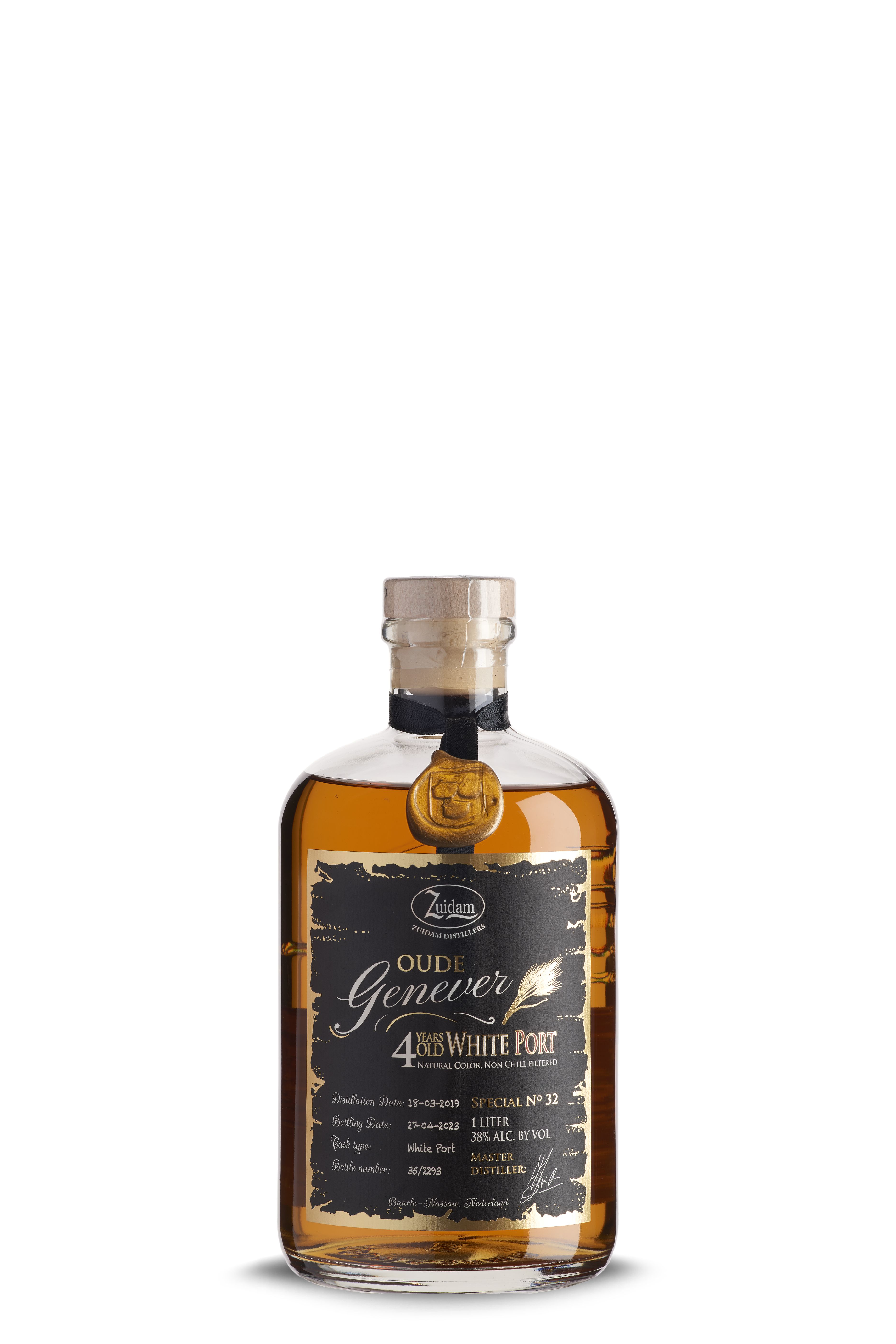 Eine elegante Flasche mit bernsteinfarbenem Inhalt, schwarzem Etikett und goldener Schrift. Am Hals ein schwarzes Band mit einem goldenen Siegel. Die Flasche ist zylindrisch und transparent.