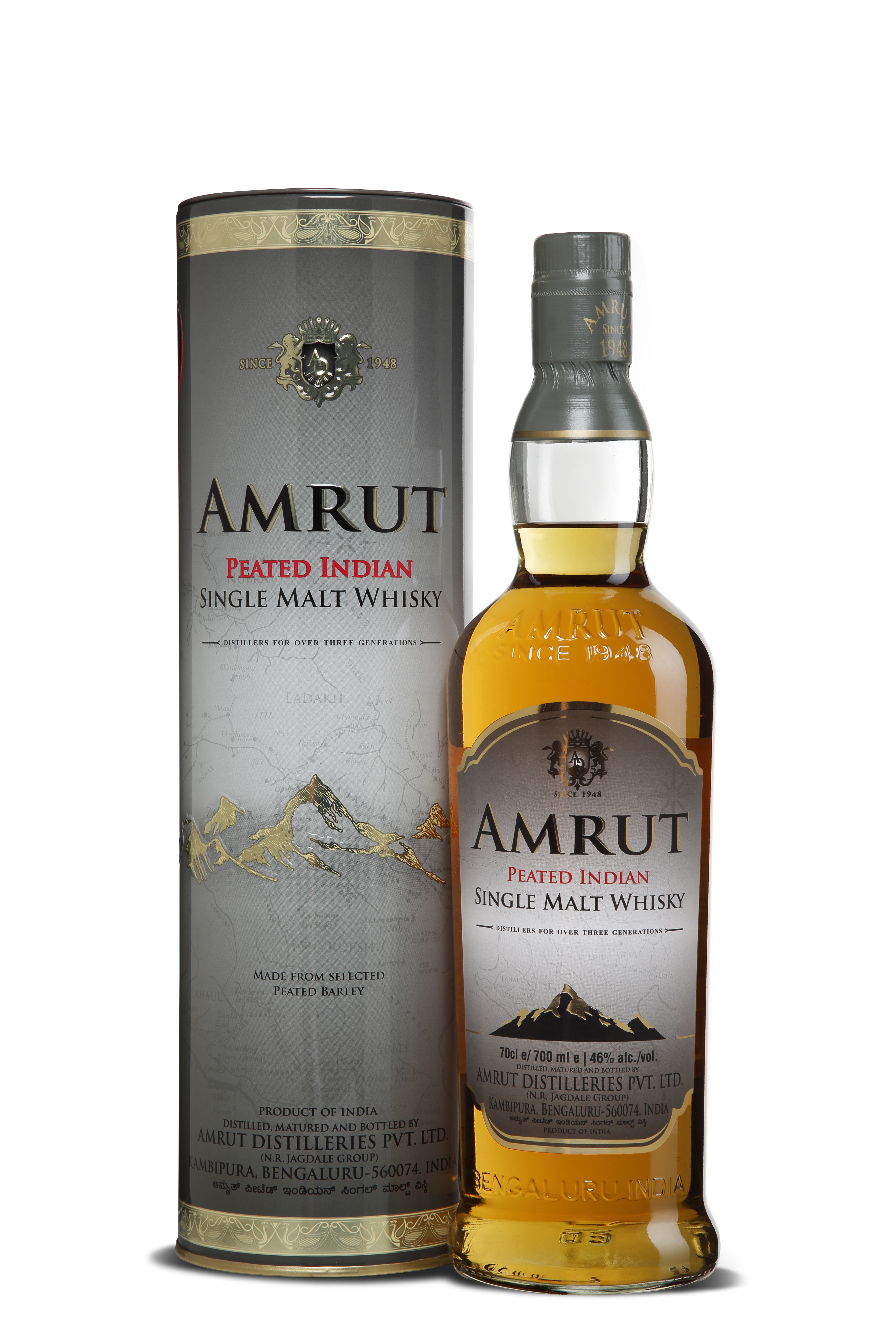 Zu sehen ist eine Flasche Amrut Peated Indian Single Malt Whisky mit passender Geschenkverpackung. Beide sind in einem eleganten Grau gehalten, mit goldenen und roten Akzenten. Auf dem Etikett ist ein Bergmotiv in Gold dargestellt.
