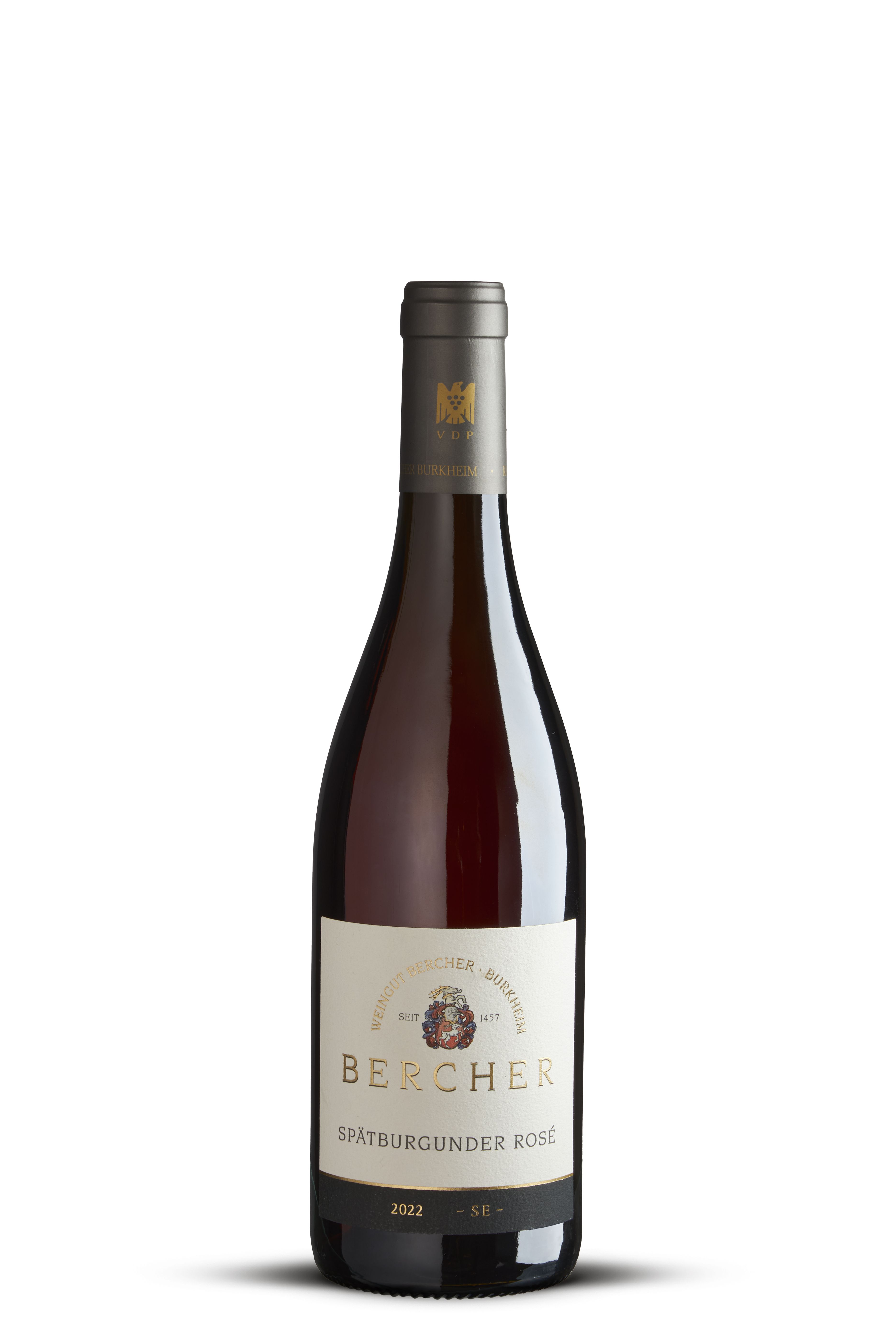 Roséweinflasche aus braunem Glas mit mattsilberner Kapsel. Das Etikett ist schlicht und weiß mit einem farbigen Wappen und goldener Schrift, darunter schwarze Akzente