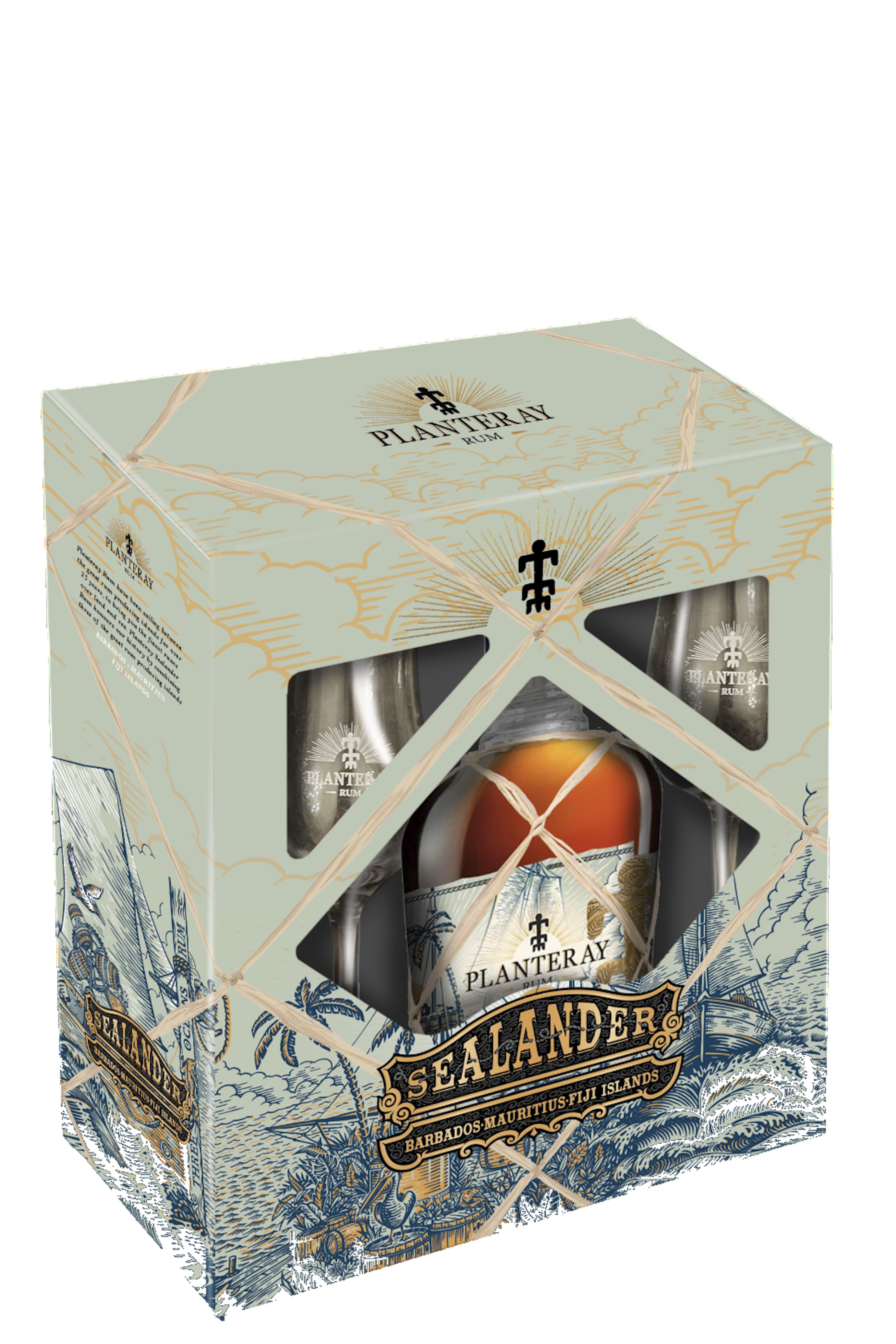 Die Flasche Plantation Rum Sealander ist kunstvoll mit einem Papieretikett umwickelt, das maritime Motive wie ein Segelschiff und Palmen zeigt. Die Flasche ist mit einer raffinierten Schnur umwickelt und hat einen naturfarbenen Korkenverschluss.