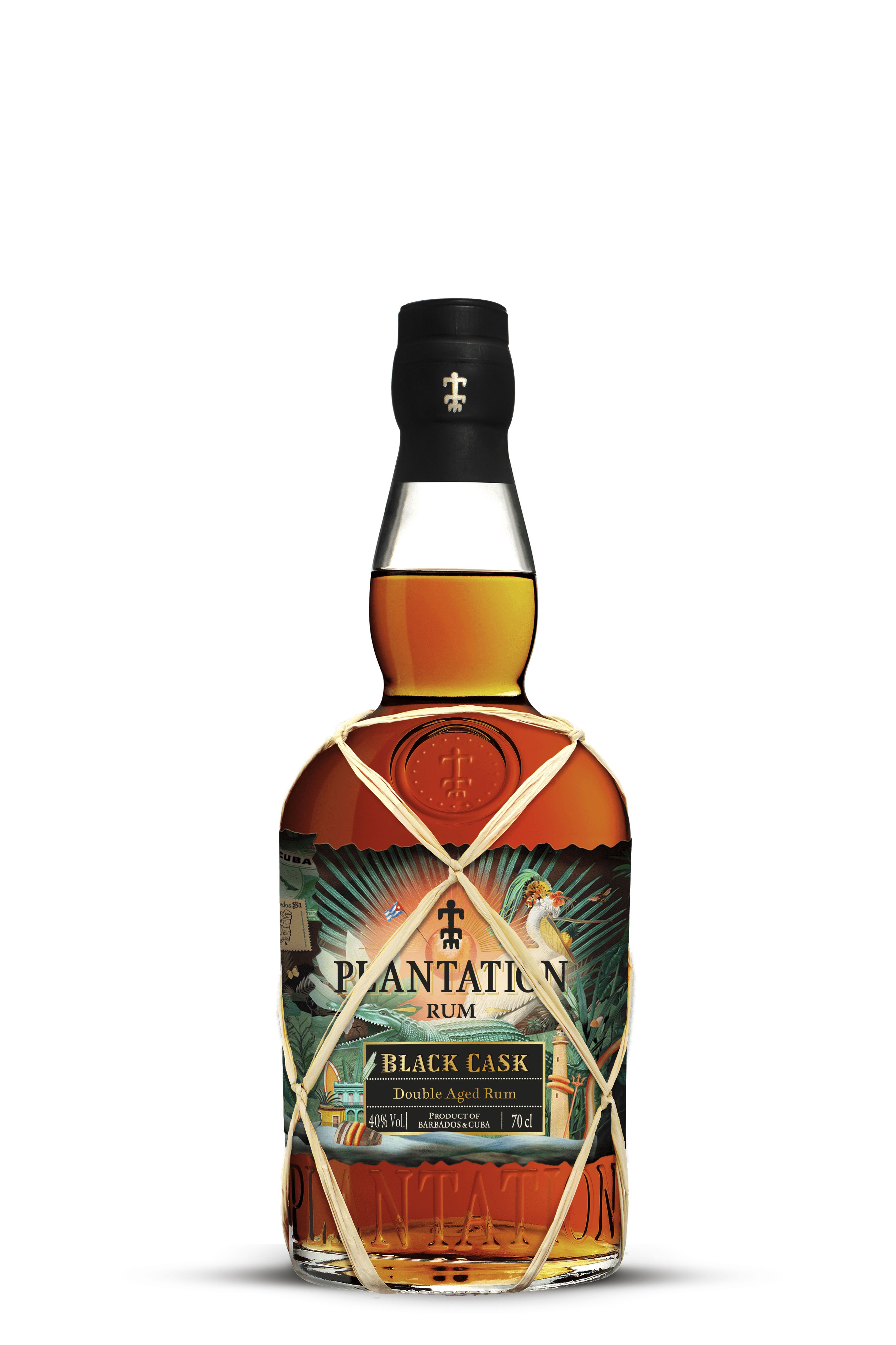 Die Flasche des Plantation Rum Black Cask ist mit einem Bastnetz umwickelt, das rustikales Handwerk betont. Das bunte, detailreiche Etikett zeigt karibische Motive. Der dicke Glasboden ist geprägt, der schwarze Verschluss schlicht und edel.