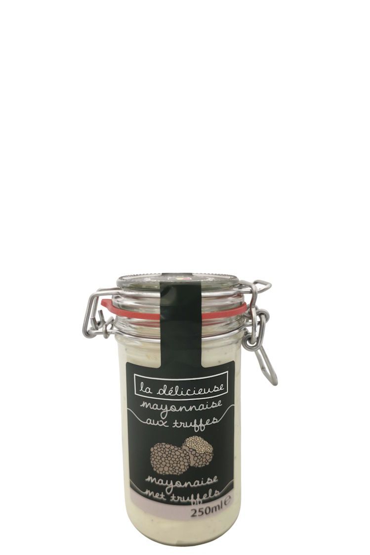 Glas mit Bügelverschluss und rotem Dichtungsring, gefüllt mit heller Mayonnaise. Schwarzes Etikett mit weißer Schrift: „la délicieuse mayonnaise aux truffes / mayonnaise with truffles“. Darunter Illustration zweier Trüffelknollen.