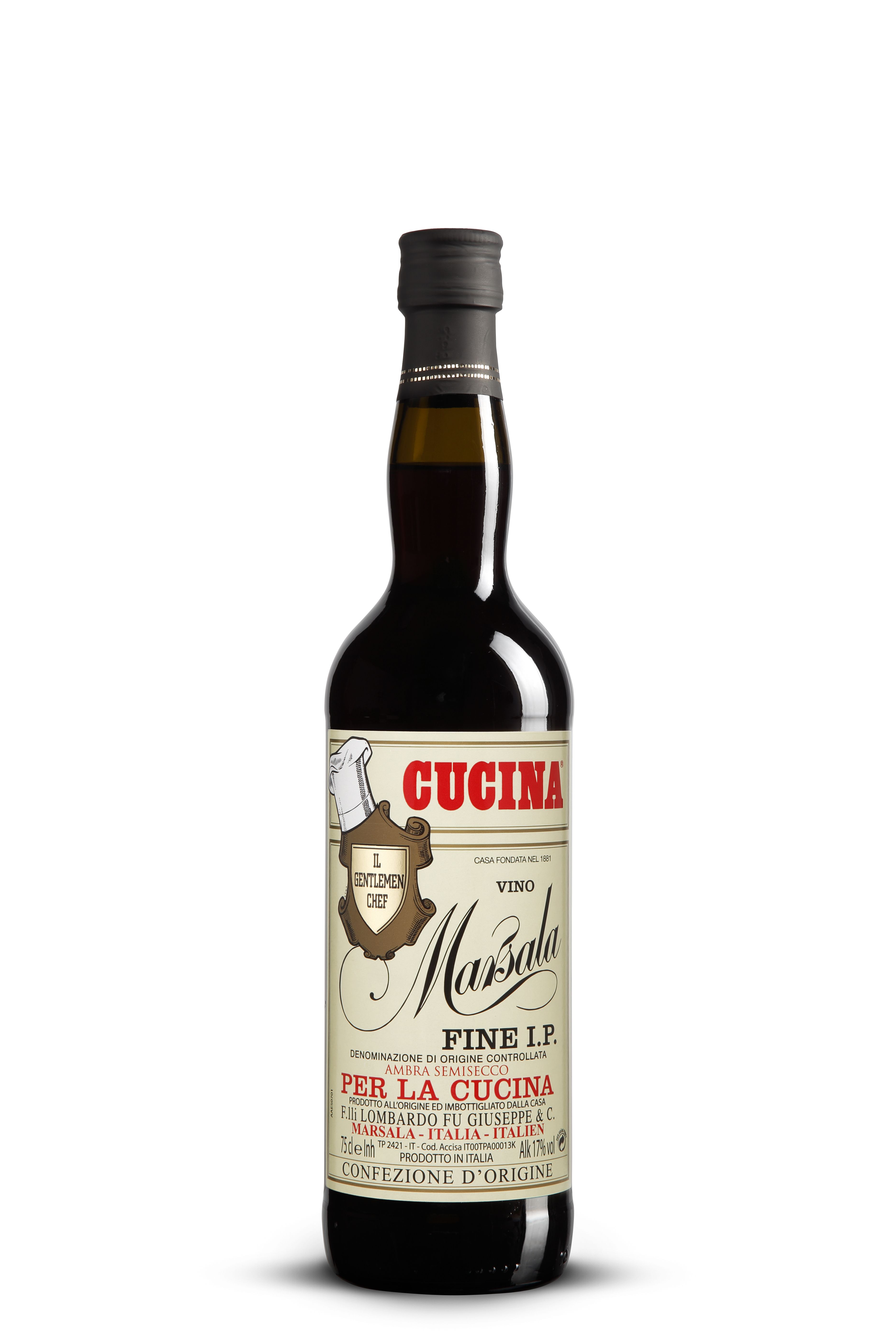 Dunkle Marsalaflasche mit schwarzer Schraubkapsel. Hellbeiges Etikett mit roter, schwarzer und brauner Schrift „Cucina Vino Marsala Fine I.P.“. Ein Kochhut ist auf einem Schild abgebildet. Die schlanke Flasche wirkt elegant.