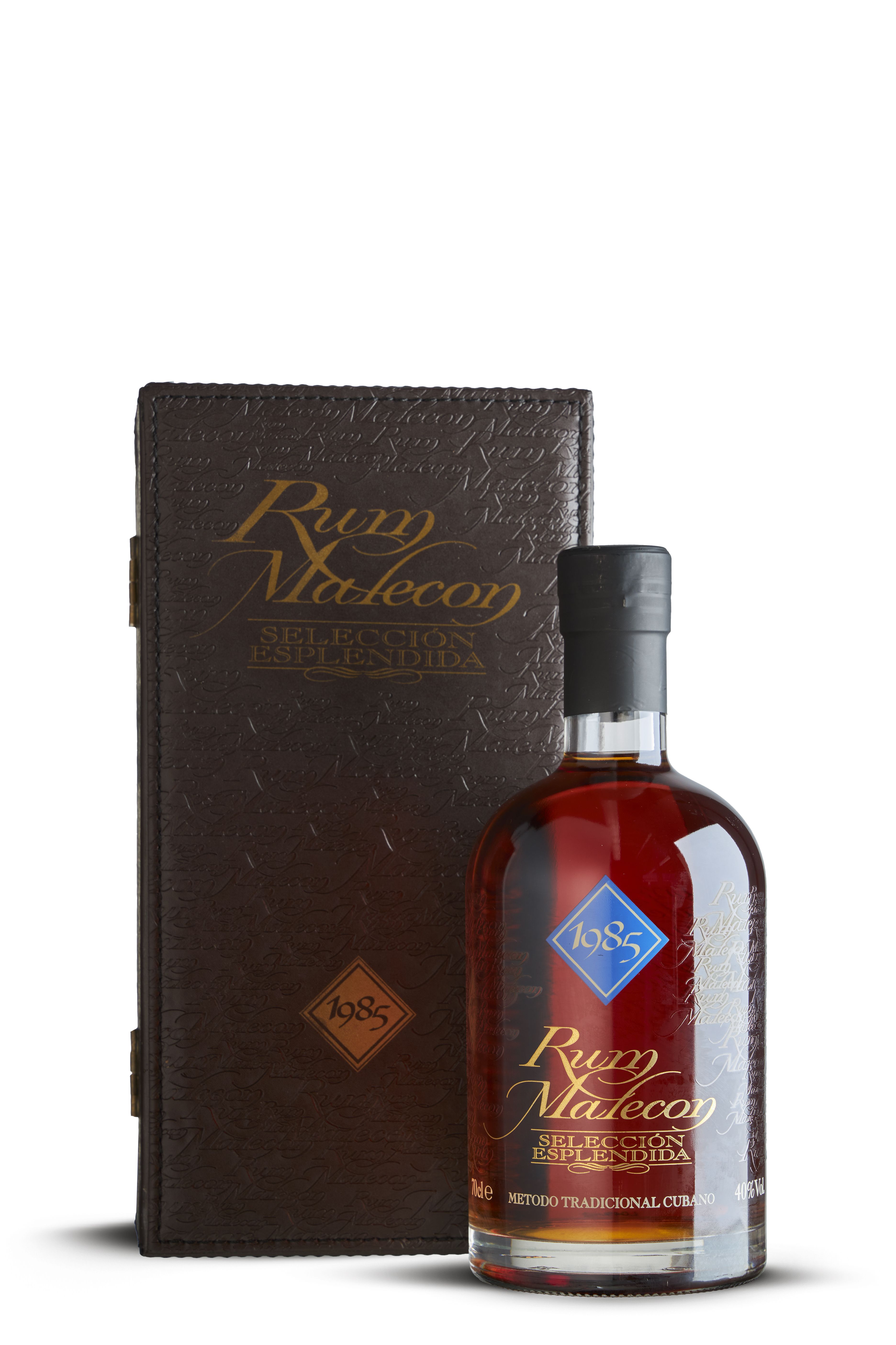 Eine elegante Flasche „Rum Malecon 1985 Selección Espléndida“ steht vor einer geöffneten, schwarzen Geschenkbox mit goldfarbener Innenpolsterung. Die Flasche ist dunkel, das Etikett trägt ein blaues Logo und goldene Schrift.