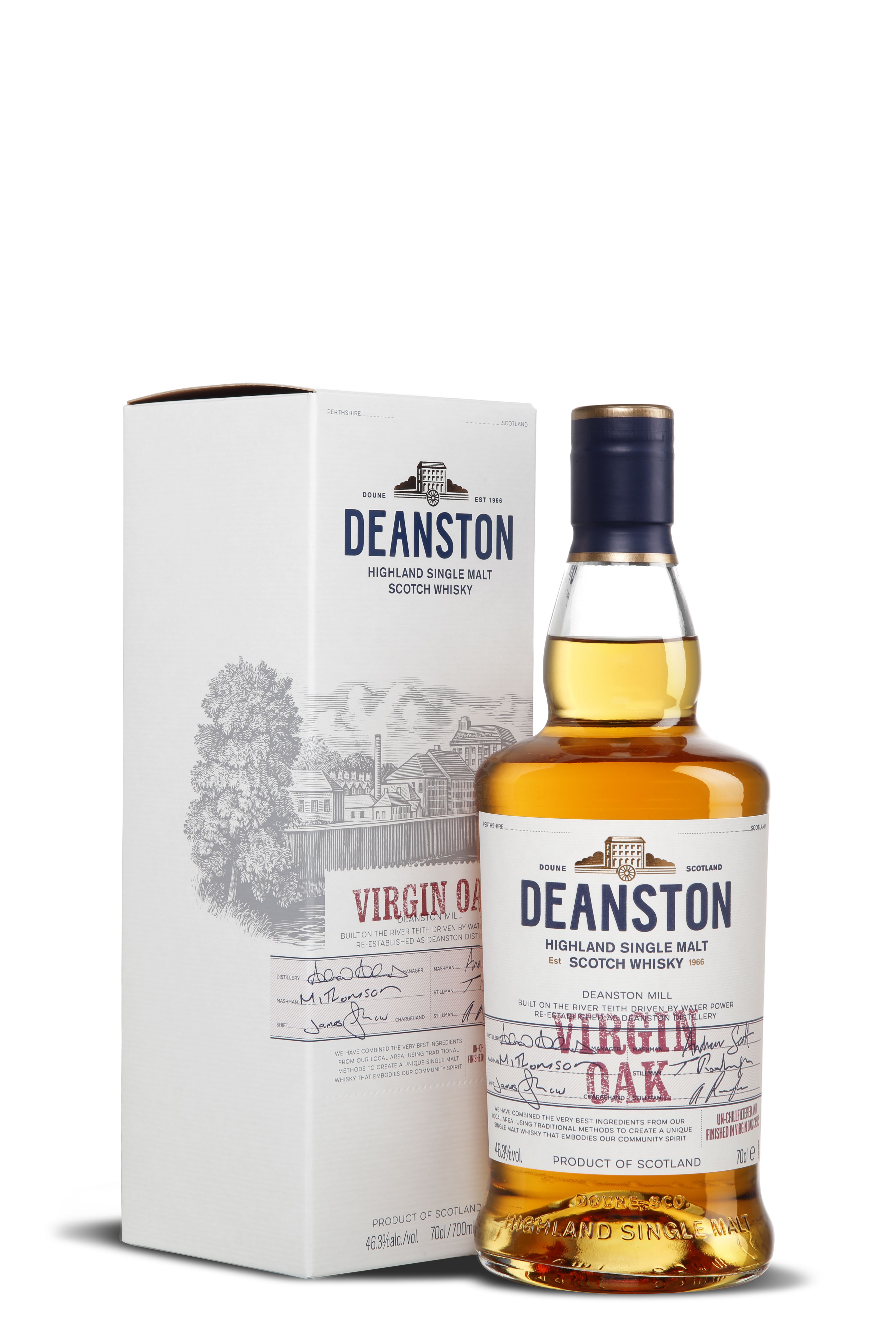 Die Deanston Virgin Oak präsentiert sich in hellem, puristischem Design. Die weiße Verpackung mit filigraner Illustration der Destillerie betont die Natürlichkeit. Die Flasche wirkt klar und modern, das goldene Destillat schimmert warm durch das Glas.