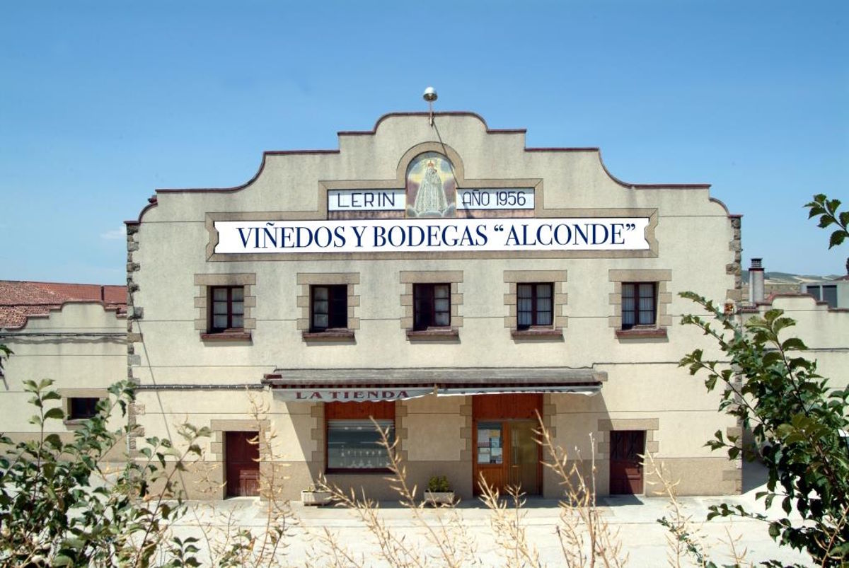 Weingut Viñedos y Bodegas Alconde in Lerin, Navarra – Traditionsbetrieb seit 1956 Fassade des Weinguts Viñedos y Bodegas Alconde in Lerin, Spanien, mit historischer Aufschrift und klarer Architektur bei blauem Himmel