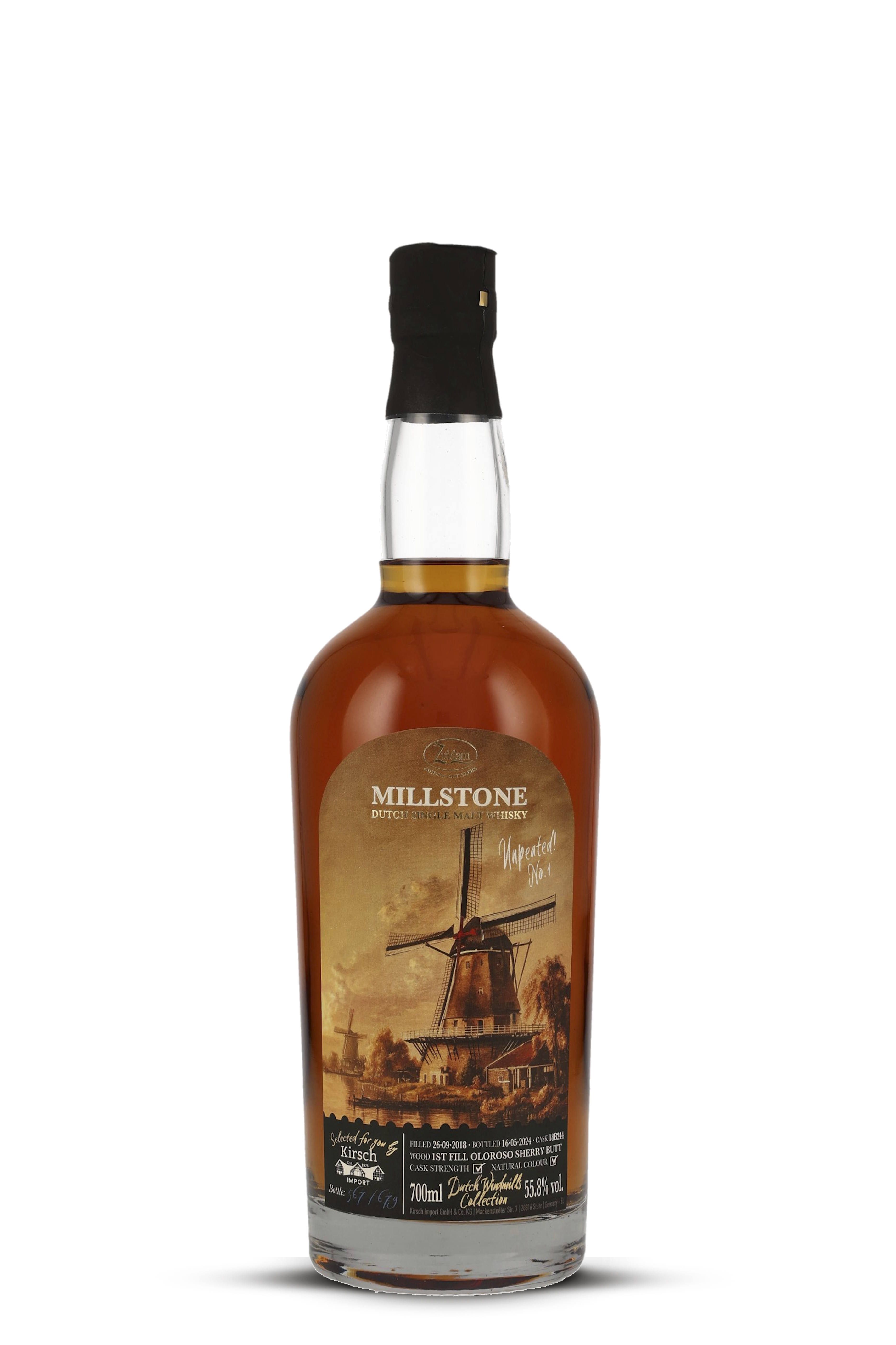 Flasche mit bernsteinfarbenem Whisky. Vorderseite mit braunem Etikett, das eine Windmühle und Text in Weiß und Schwarz zeigt. Schwarzer Flaschenverschluss. Schlichte, klare Form. Keine Umverpackung sichtbar.