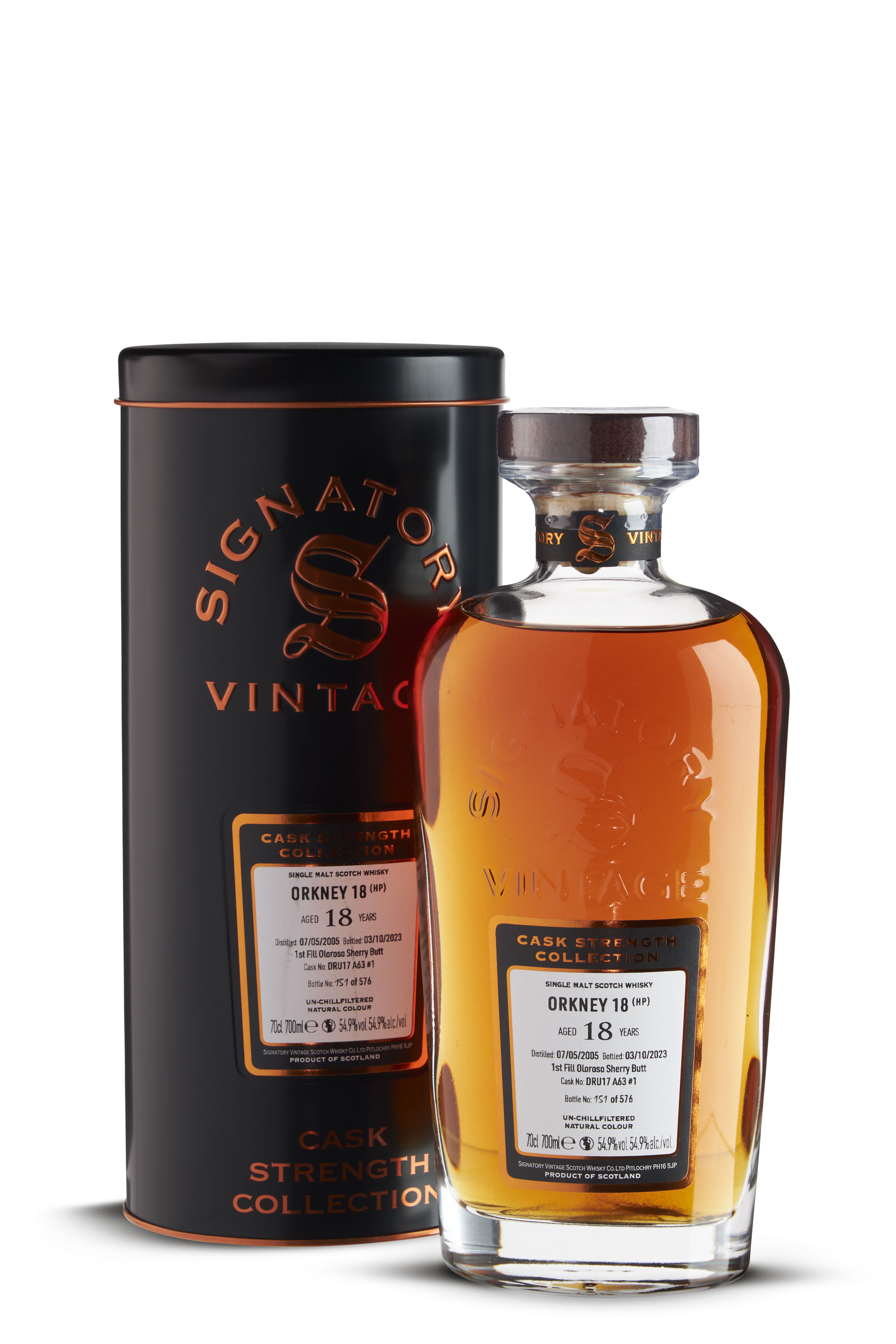 Flasche mit bernsteinfarbenem Whisky neben schwarzer Dose. Auf Flasche und Dose „Signatory Vintage“ und „Orkney 18“. Weißes Etikett mit Details zu Alter, Abfüllung und Alkoholgehalt (54,9 % vol). Flaschenverschluss braun.
