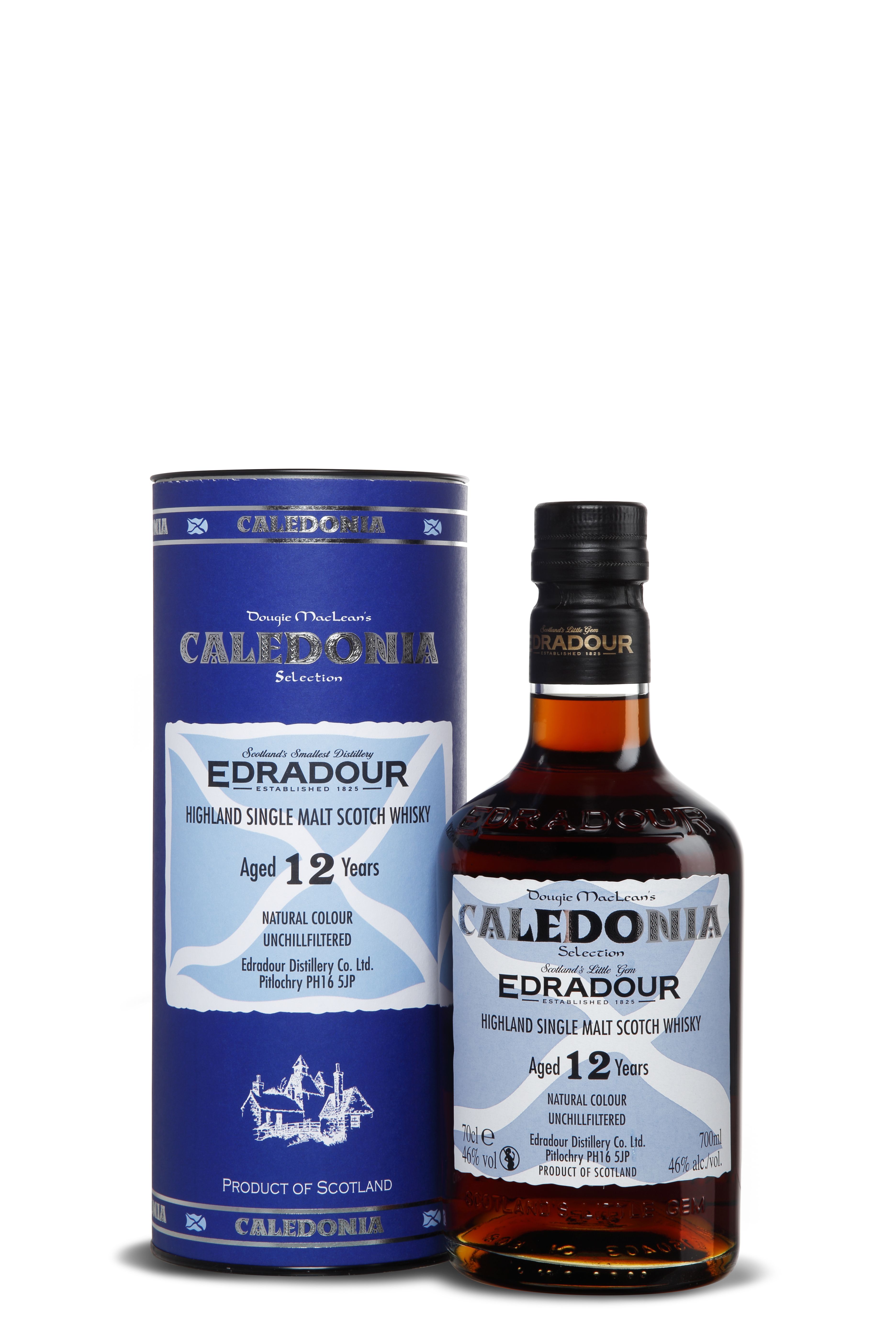 Abgebildet ist eine Whiskyflasche "Edradour Caledonia" mit tief bernsteinfarbenem Inhalt. Die Flasche hat ein hellblaues Etikett mit schwarzer und silberner Schrift. Daneben steht die passende zylindrische Verpackung in dunklem Blau mit ähnlichem Design.