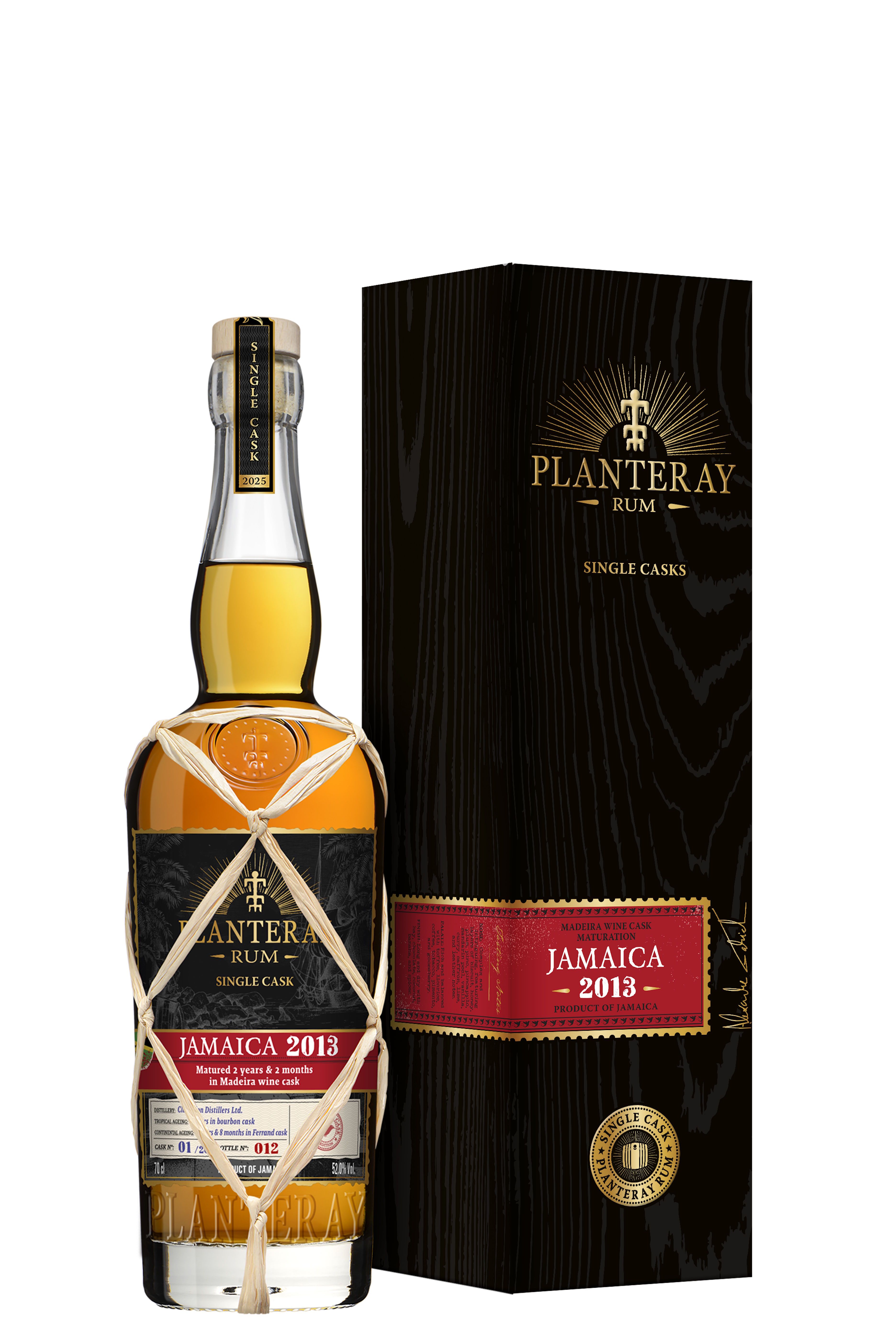 Schwarze Verpackung mit Holzmaserung und rotem farbigen Etikett „Planteray Rum Single Cask Barbados 2013“. Flasche mit schwarzem Etikett, orangefarbener Banderole und Bastnetz umwickelt, daneben steht die Verpackung.