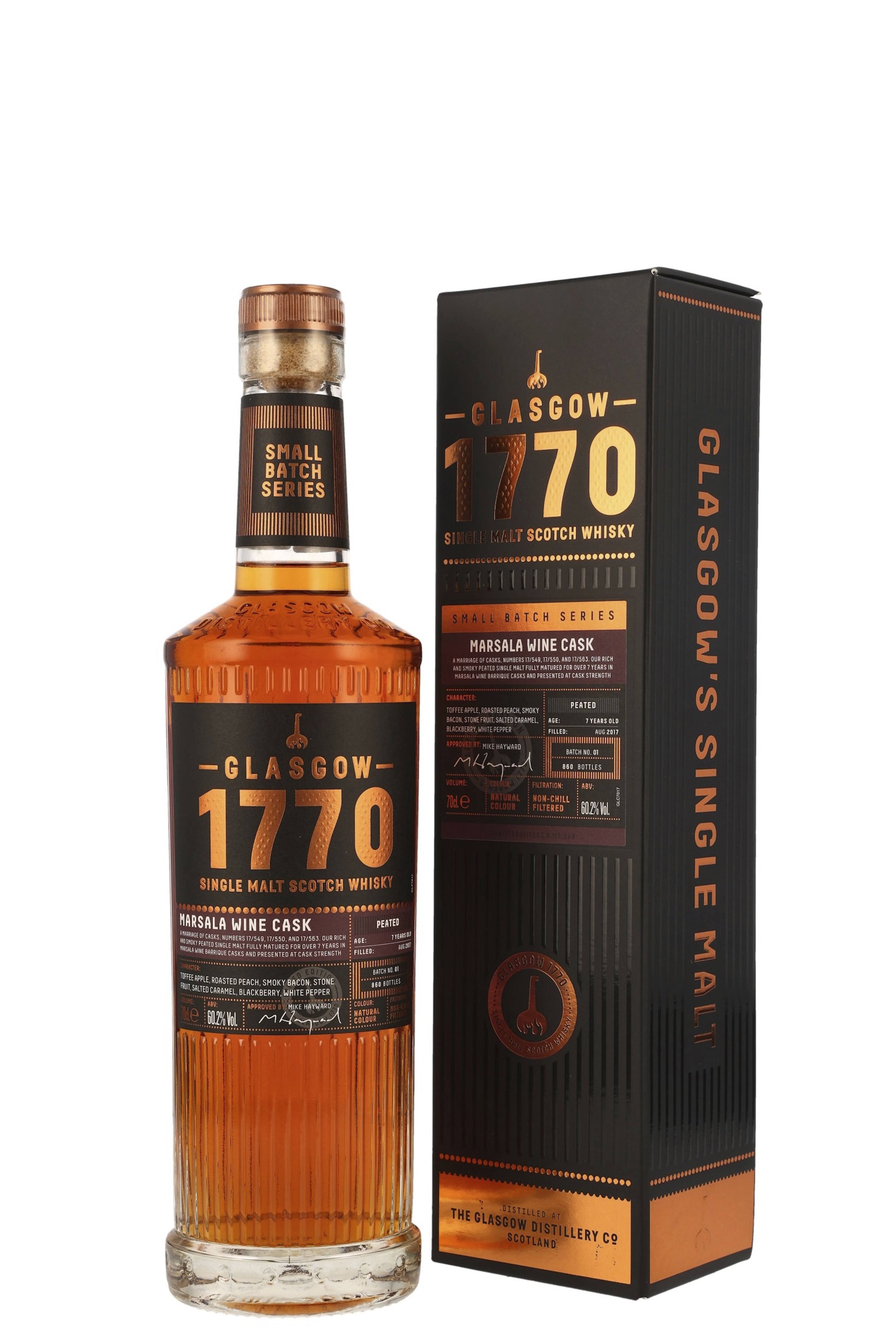 Eine Flasche Glasgow 1770 Single Malt Scotch Whisky mit schwarzer Verpackung. Etikett und Verpackung sind in Kupfer- und Bronzetönen gehalten. Die Flasche ist gefüllt mit bernsteinfarbenem Whisky.