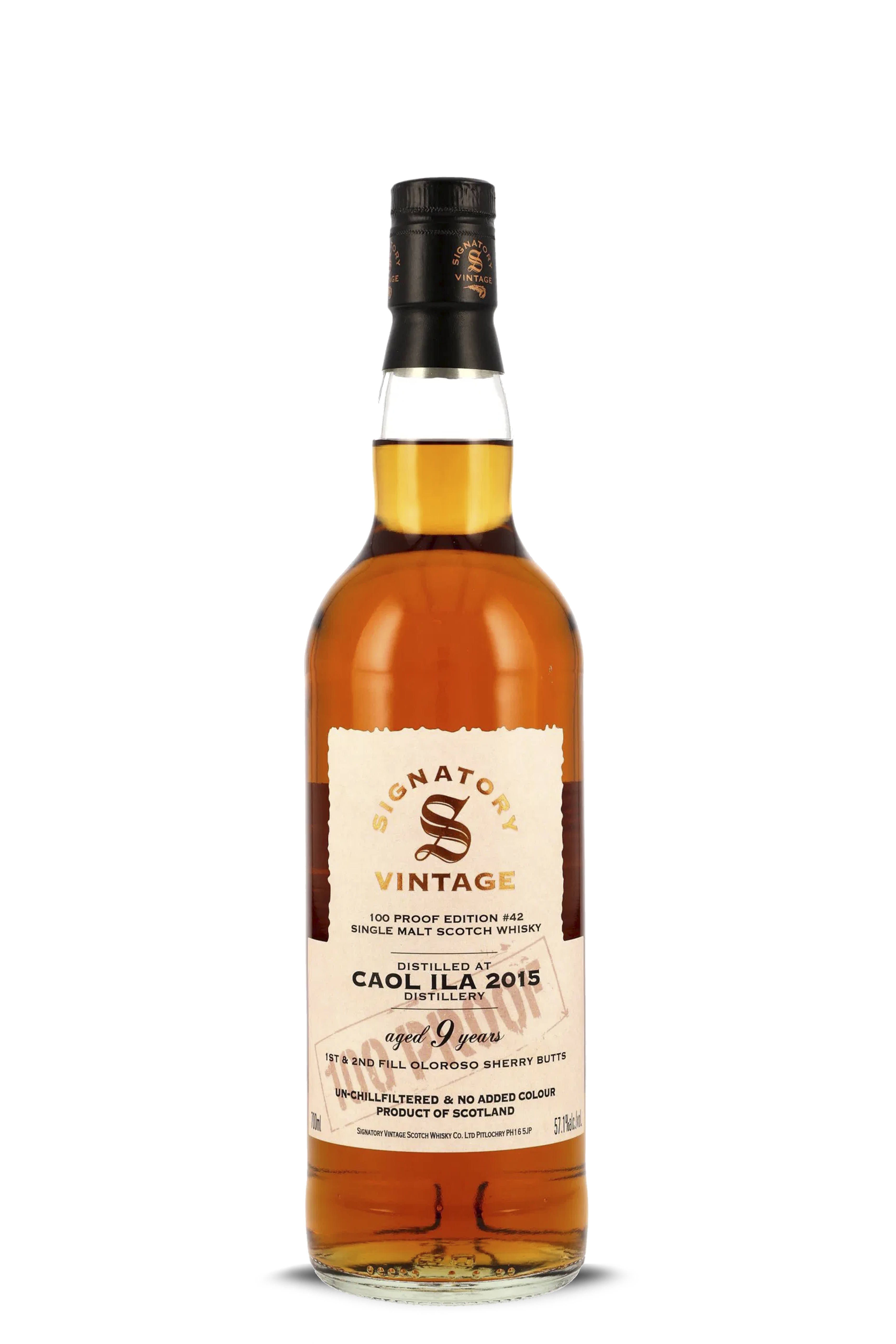 Flasche mit bernsteinfarbenem Inhalt, etikettiert mit weißem Schild, auf dem „Signatory Vintage“, „Caol Ila 2015“, „9 Jahre“, „100 Proof Edition #42“ steht. Am Flaschenhals schwarze Kapsel. Klarer Glasboden sichtbar.
