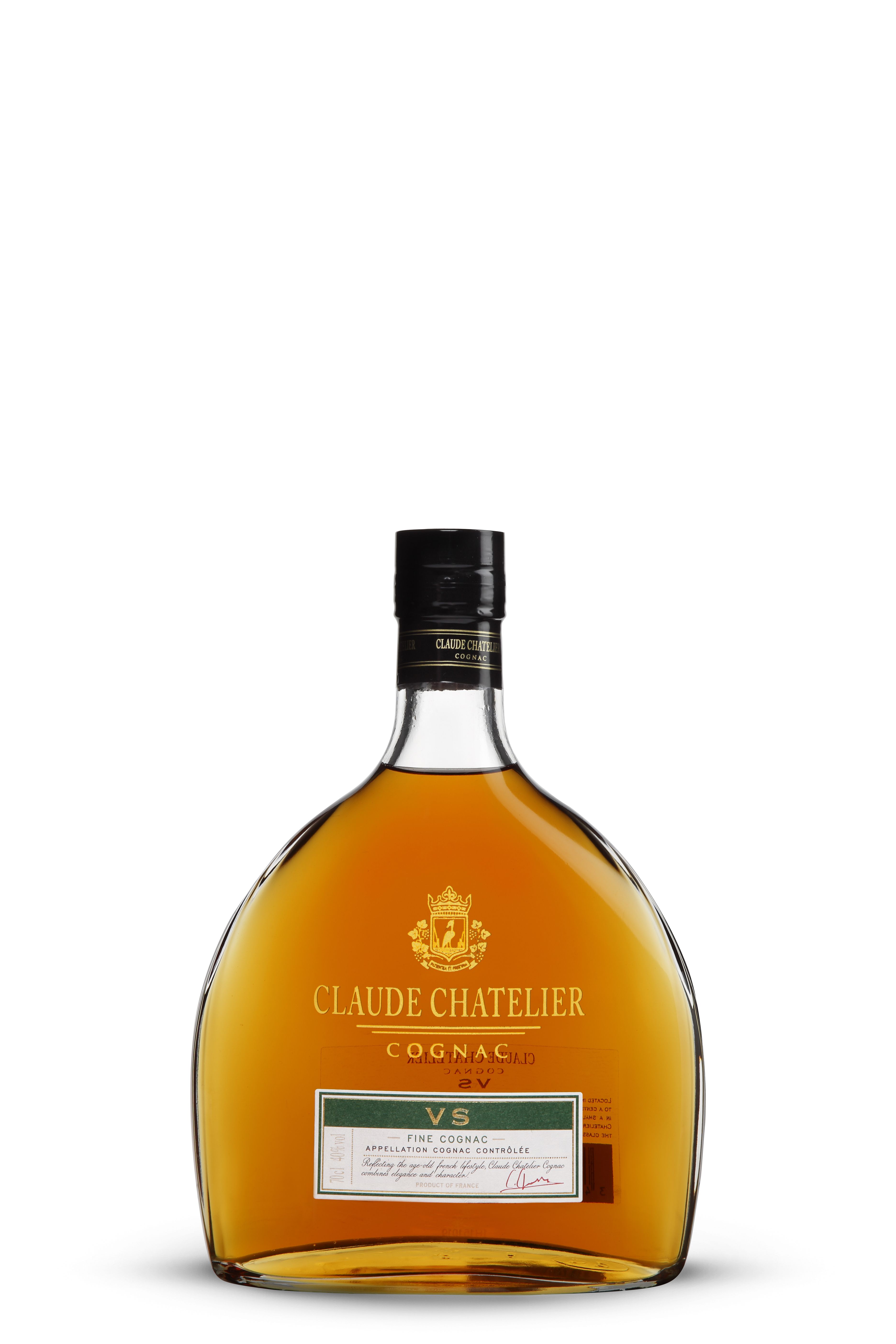 Bauchige Flasche Claude Chatelier VS Cognac mit schwarzem Schraubverschluss. Auf der Vorderseite ein goldenes Wappen und ein grünes Etikett mit goldener Schrift. Der Cognac im Inneren leuchtet hellbernsteinfarben mit leichtem Goldschimmer.