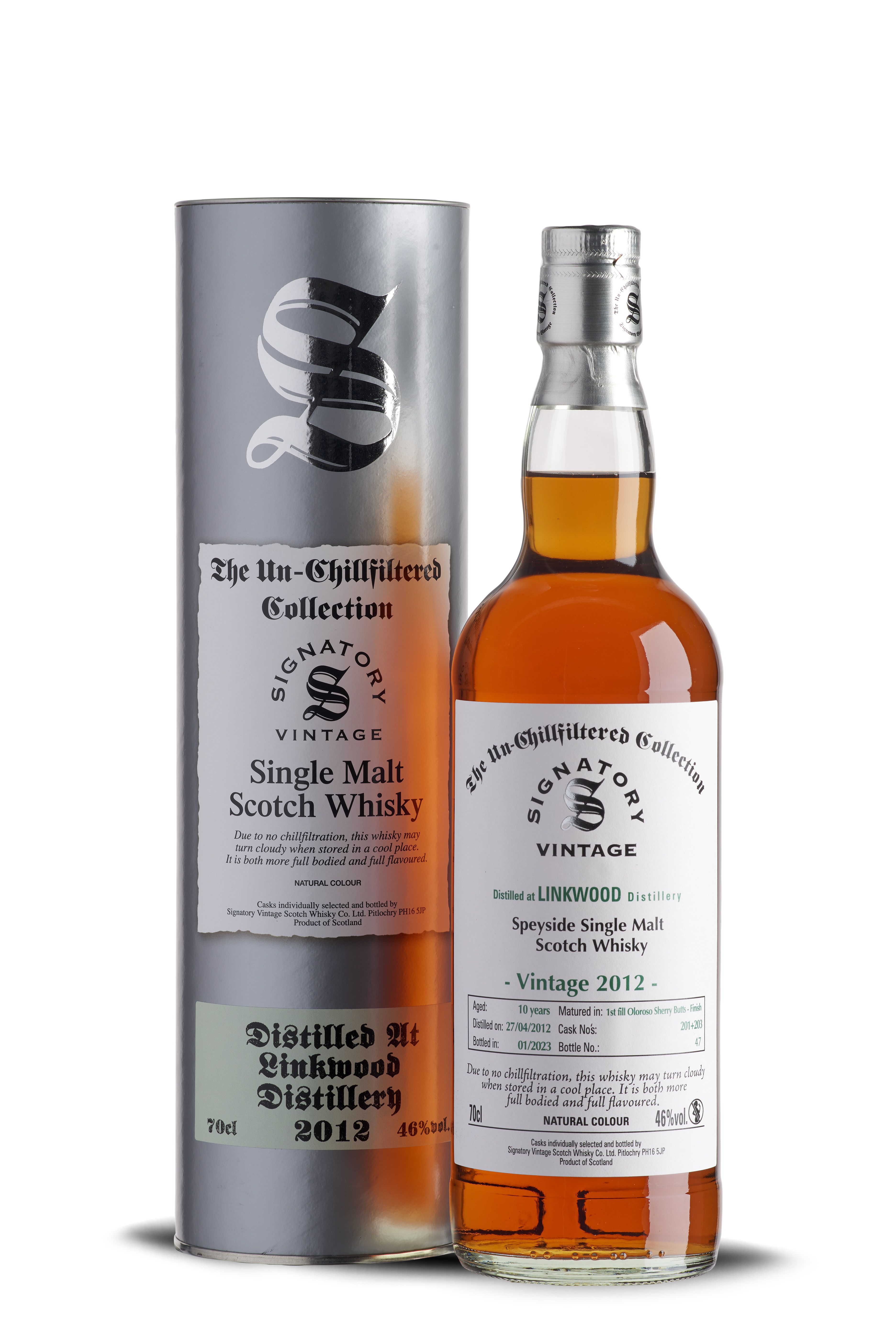 Flasche mit bernsteinfarbenem Whisky aus der Signatory Vintage Un-Chillfiltered Collection. Aufschrift „Distilled at Linkwood Distillery 2012“, 10 Jahre gereift, 46% Vol. Passender silberner Metallbehälter mit gleichen Angaben.