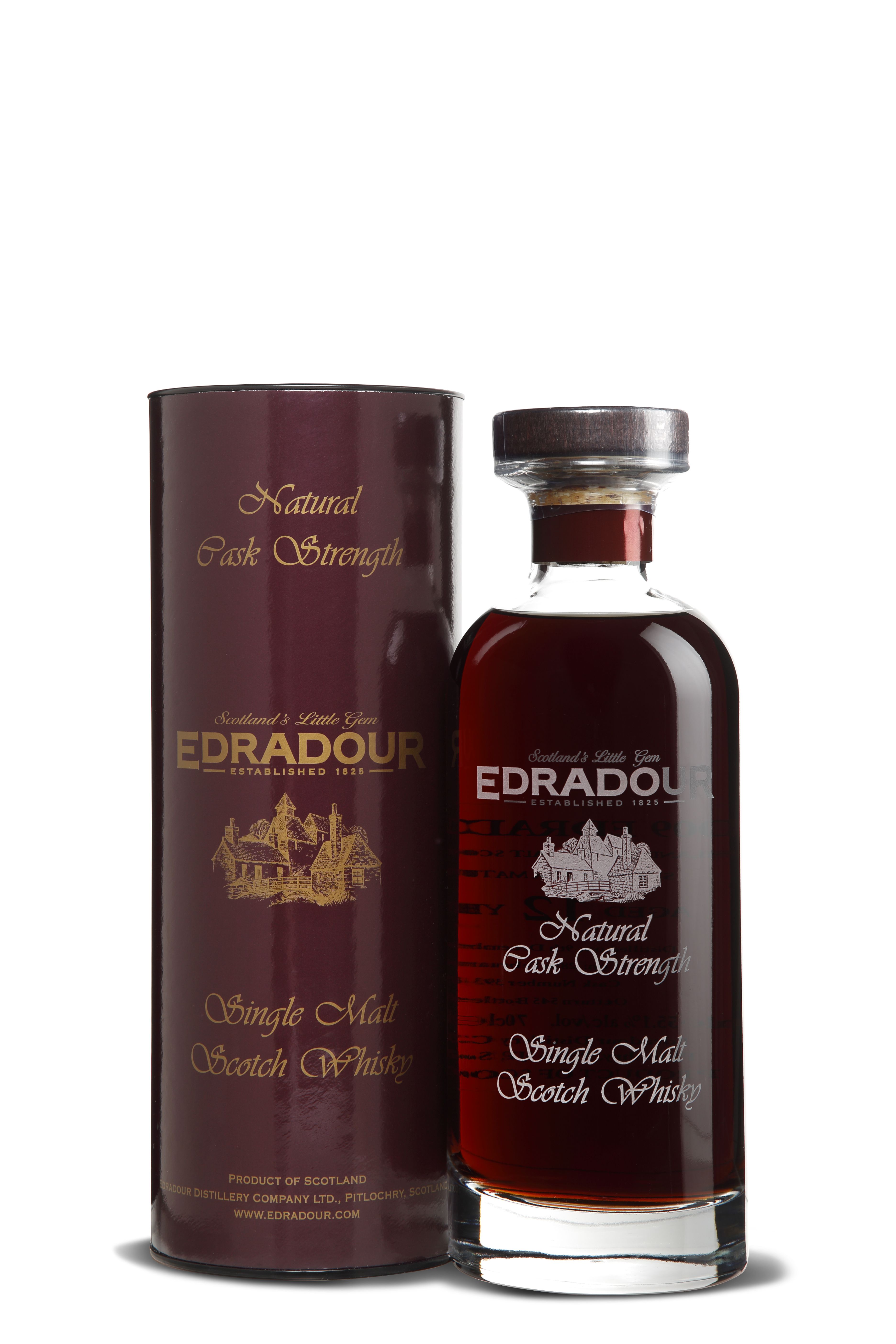 Eine Flasche Edradour Natural Cask Strength Single Malt Scotch Whisky mit dunklem Inhalt steht neben einer runden, dunkelroten Verpackung mit goldener Schrift. Auf beiden sind ein Gebäude und der Markenname abgebildet. Der Flaschenverschluss ist braun.