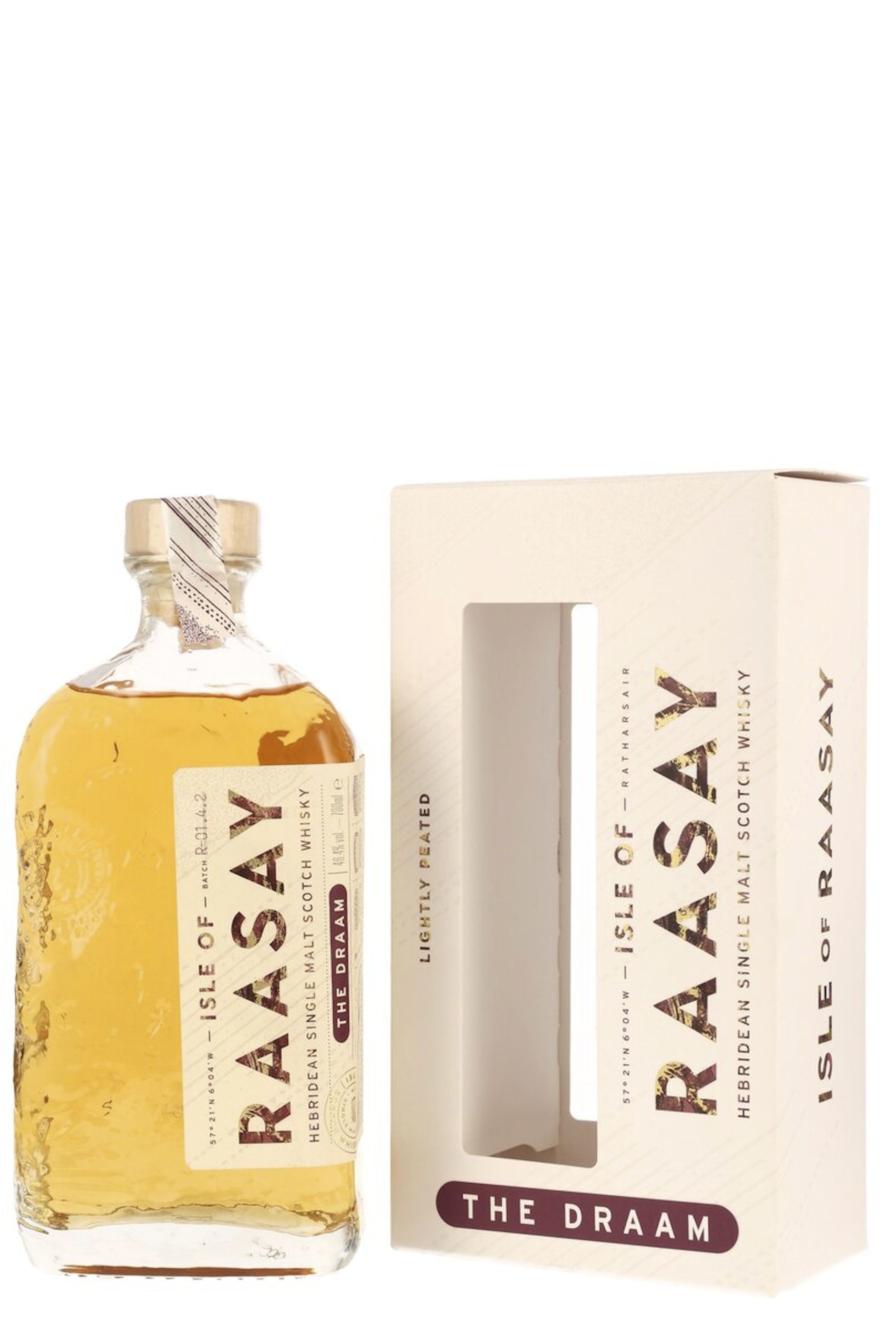 Flasche Isle of Raasay Single Malt Scotch Whisky mit goldgelbem Inhalt und hellem Holzverschluss. Daneben steht die weiße Verpackung mit Sichtfenster und schwarzem Schriftzug. Flasche und Verpackung stehen vor weißem Hintergrund.