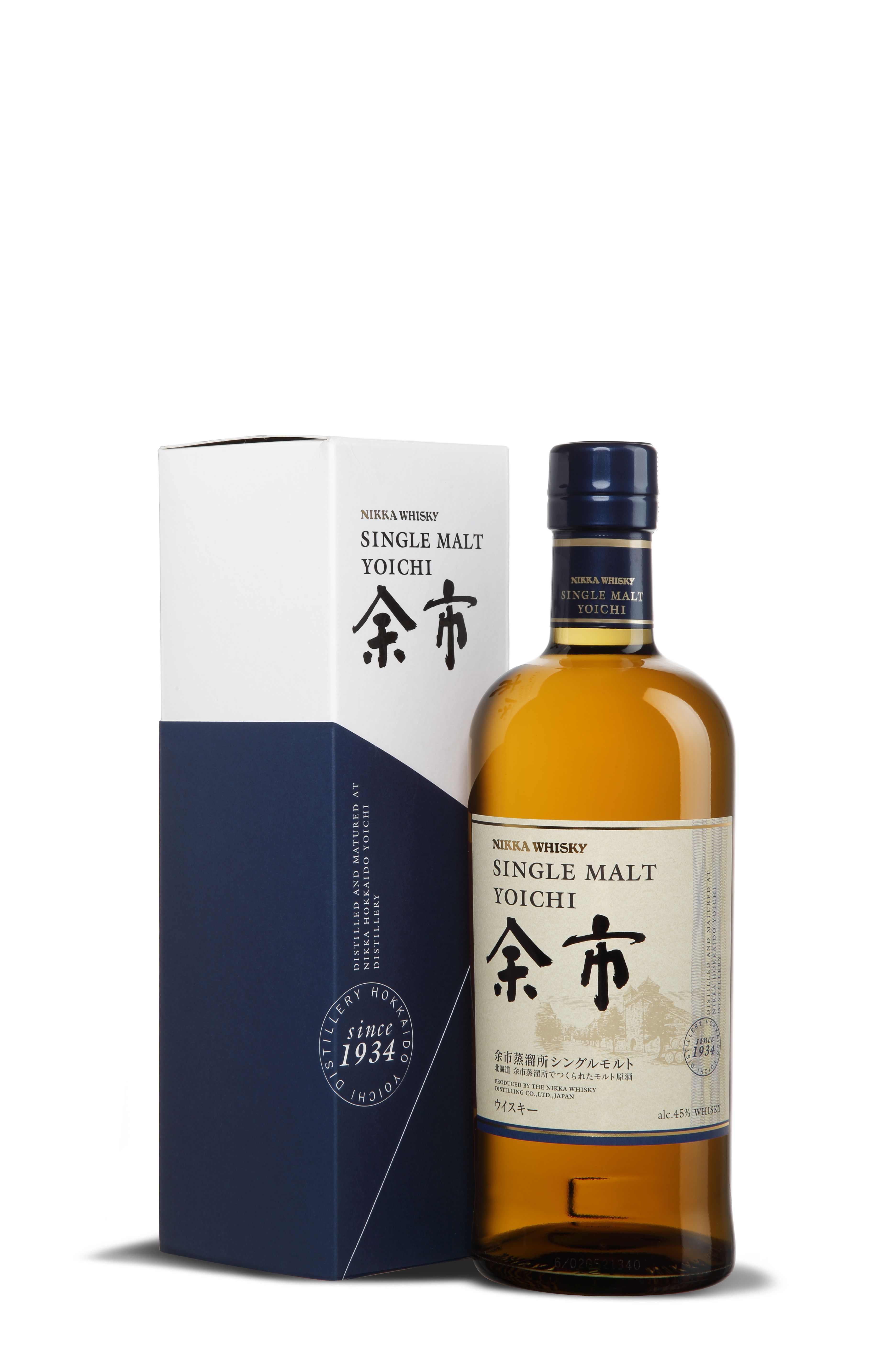Die schlanke Flasche Nikka Yoichi hat einen dunkelblauen Verschluss und ein cremefarbenes Etikett mit japanischen und englischen Schriftzeichen. Die Box ist zweifarbig in Weiß und Dunkelblau, schlicht und elegant gestaltet.