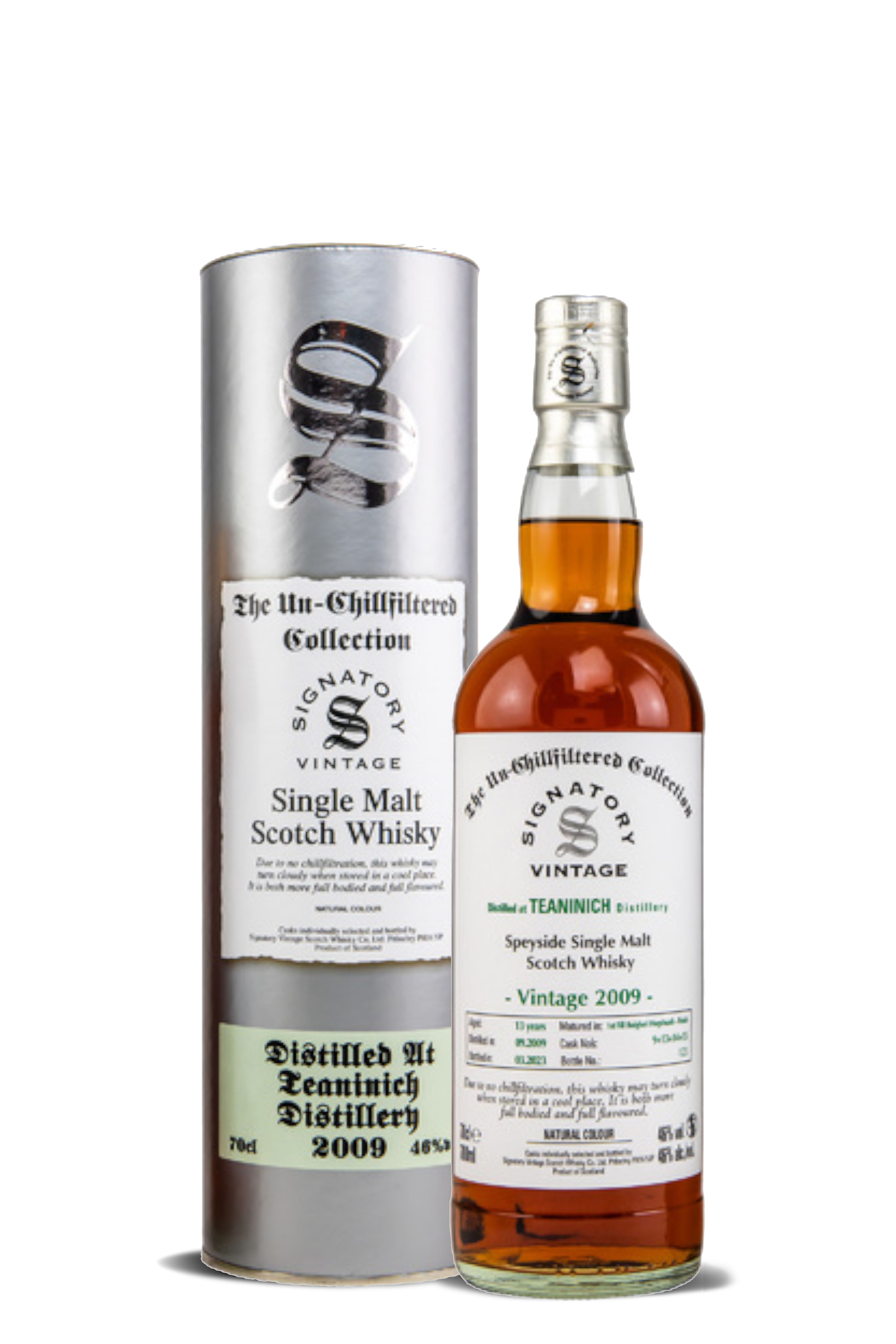 Flasche mit bernsteinfarbenem Whisky und silbernem Verschluss. Daneben silberne Verpackung. Auf beiden Etiketten: „Signatory Vintage“, „Single Malt Scotch Whisky“, „Distilled At Teaninich Distillery 2009“. Vintage 2009, 46% Vol.