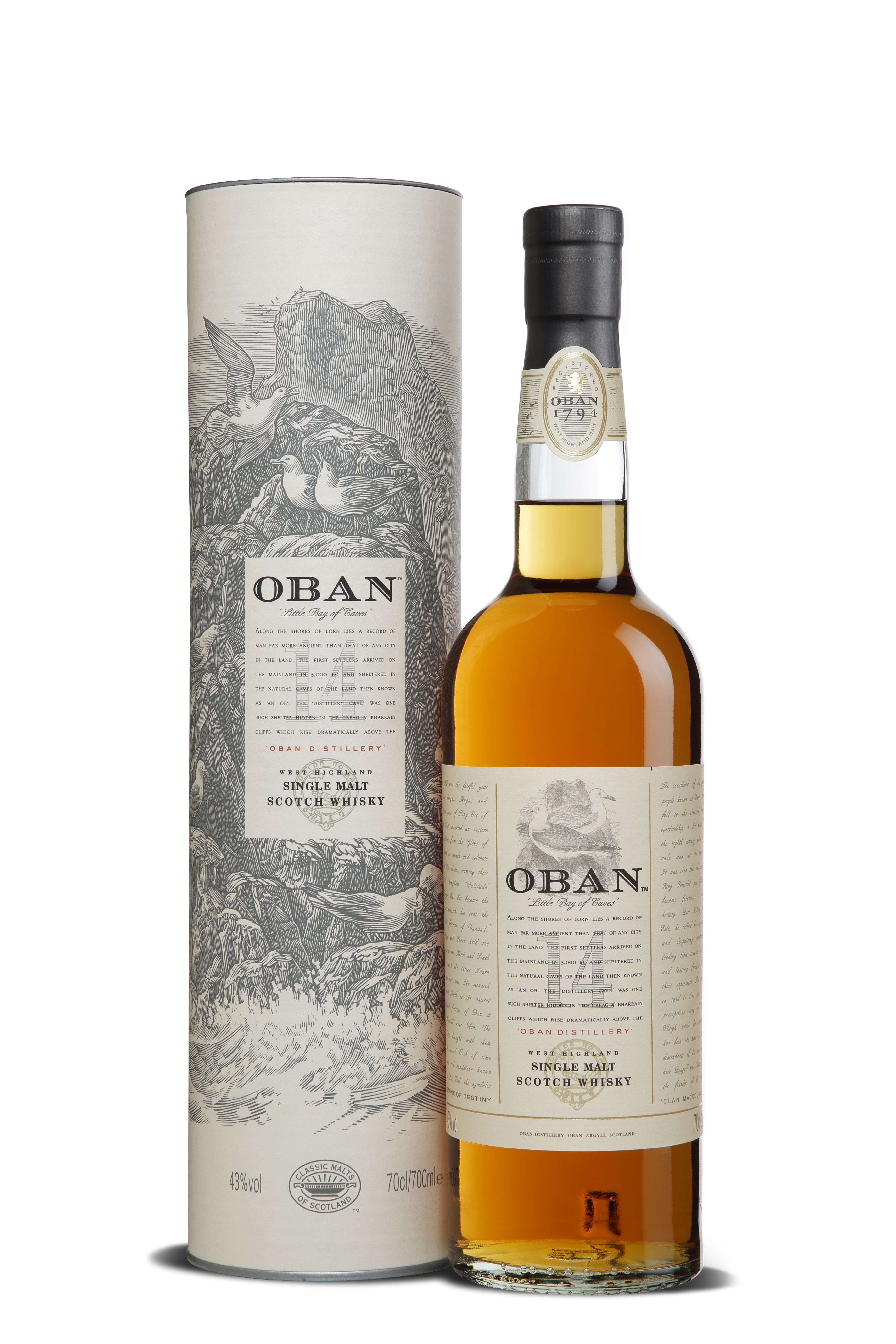 Oban-Whiskyflasche mit beigefarbenem Etikett und schwarzem Verschluss vor zylindrischer Geschenkverpackung in Naturtönen. Die Verpackung zeigt eine feine Illustration von Möwen und Felsen. Der Whisky leuchtet in warmem Gold.