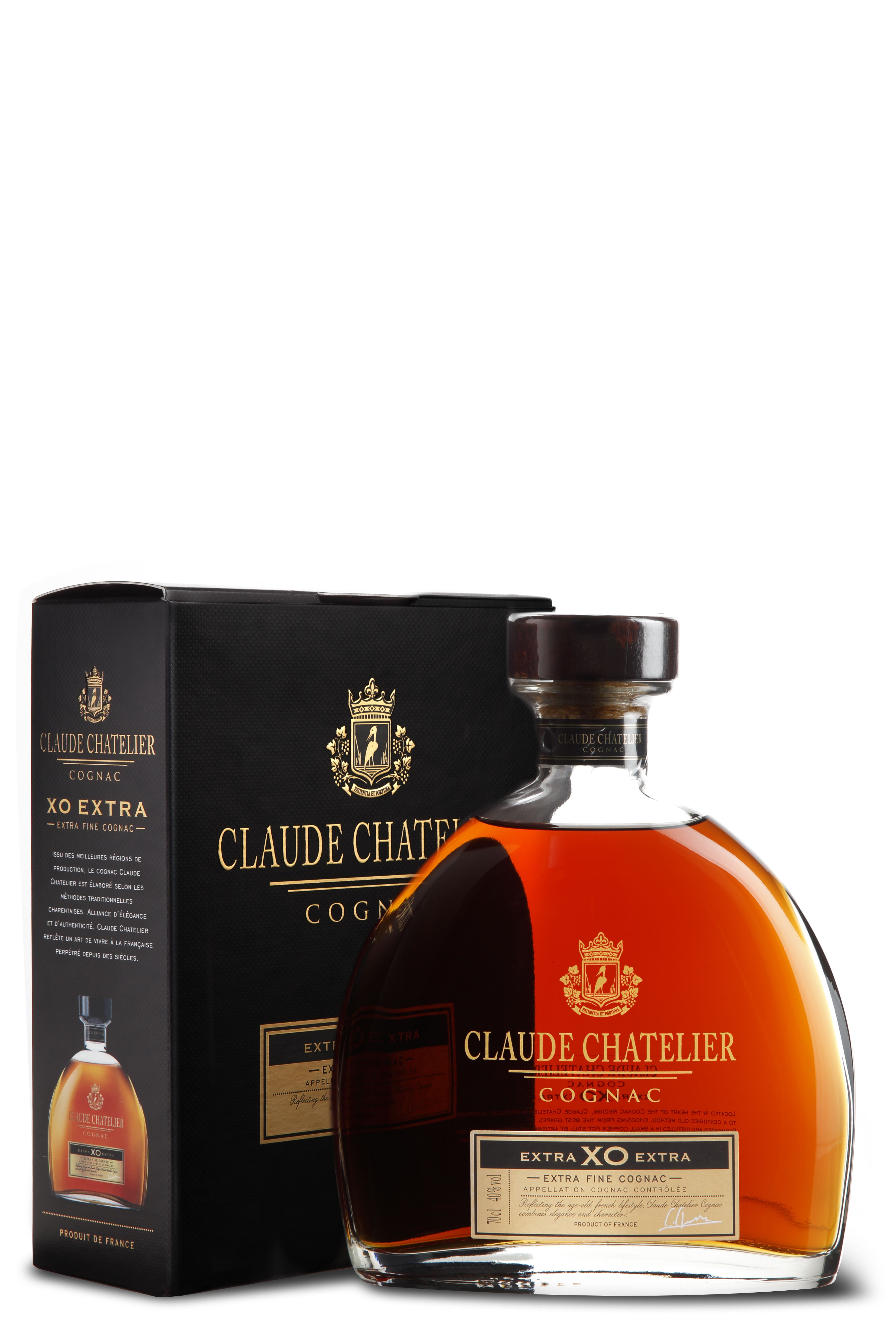 Elegante Flasche Claude Chatelier XO Extra Cognac mit dunklem Holzverschluss und goldfarbener Schrift. Die abgerundete Form wirkt modern und edel. Dahinter eine schwarze Geschenkbox mit goldenen Details. Der Cognac glänzt in tiefem Kupfer-Bernstein.