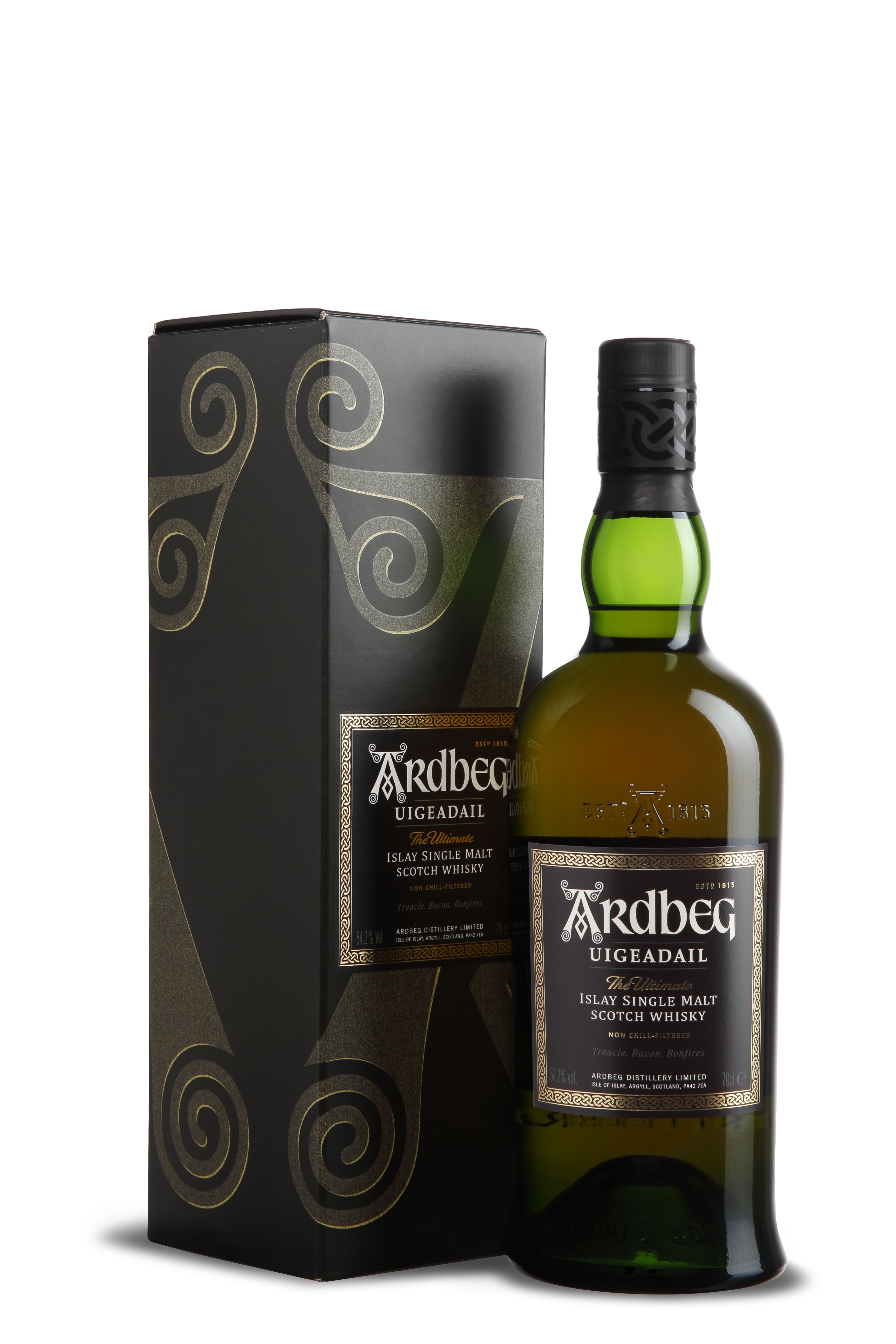 Grüne Flasche Ardbeg Uigeadail mit schwarzem Etikett und verziertem Schraubverschluss vor passender Geschenkbox. Die Box ist schwarz mit goldenen Spiralmotiven. Der Whisky leuchtet in dunklem Goldton. Schriftzug: „Islay Single Malt Scotch Whisky“.