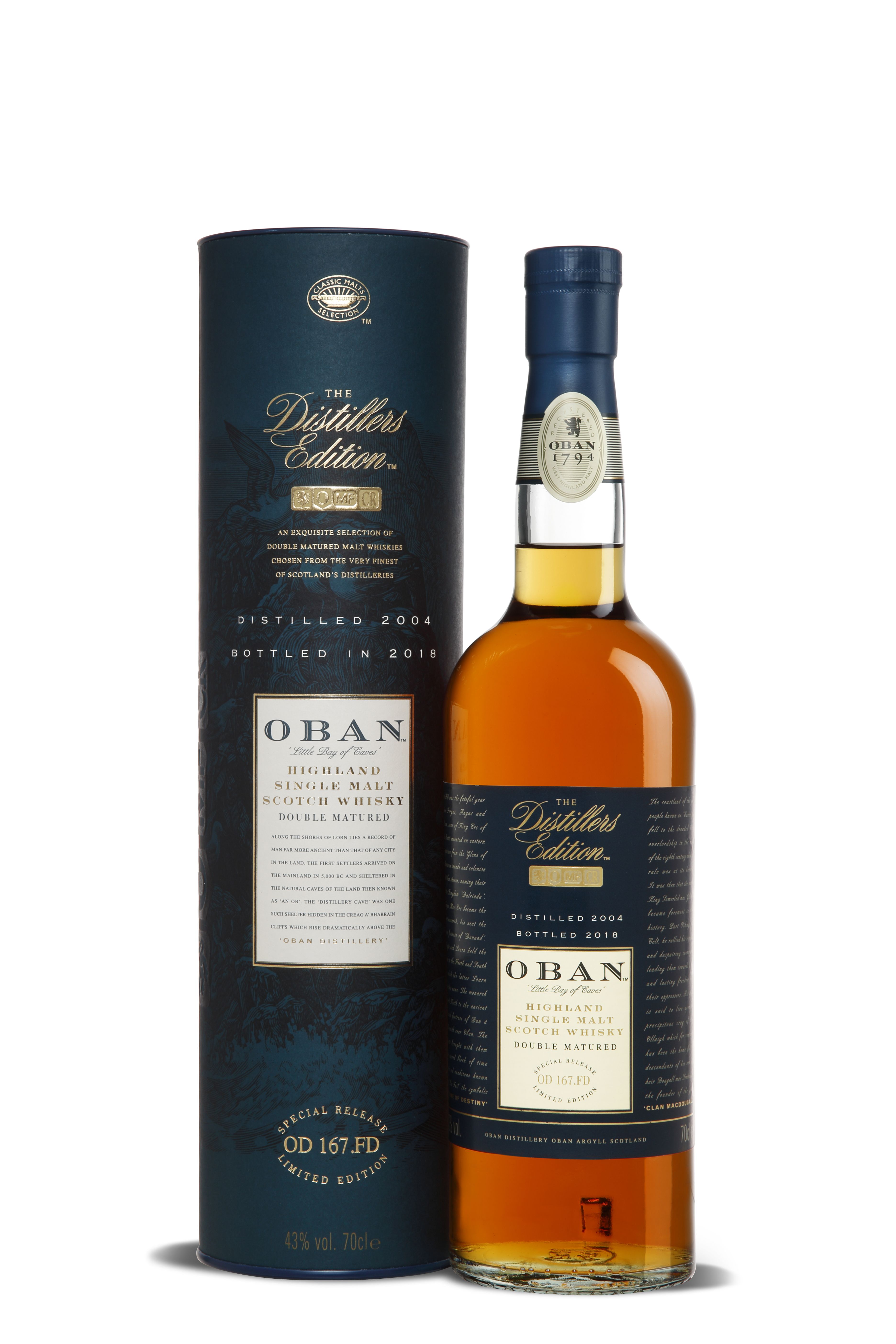 Oban-Whiskyflasche mit dunkelblauem Etikett und passendem Verschluss vor einer Geschenkverpackung im gleichen Farbton. Beide tragen goldene und cremefarbene Schrift mit der Aufschrift „The Distillers Edition“. Der Whisky schimmert in sattem Bernstein.