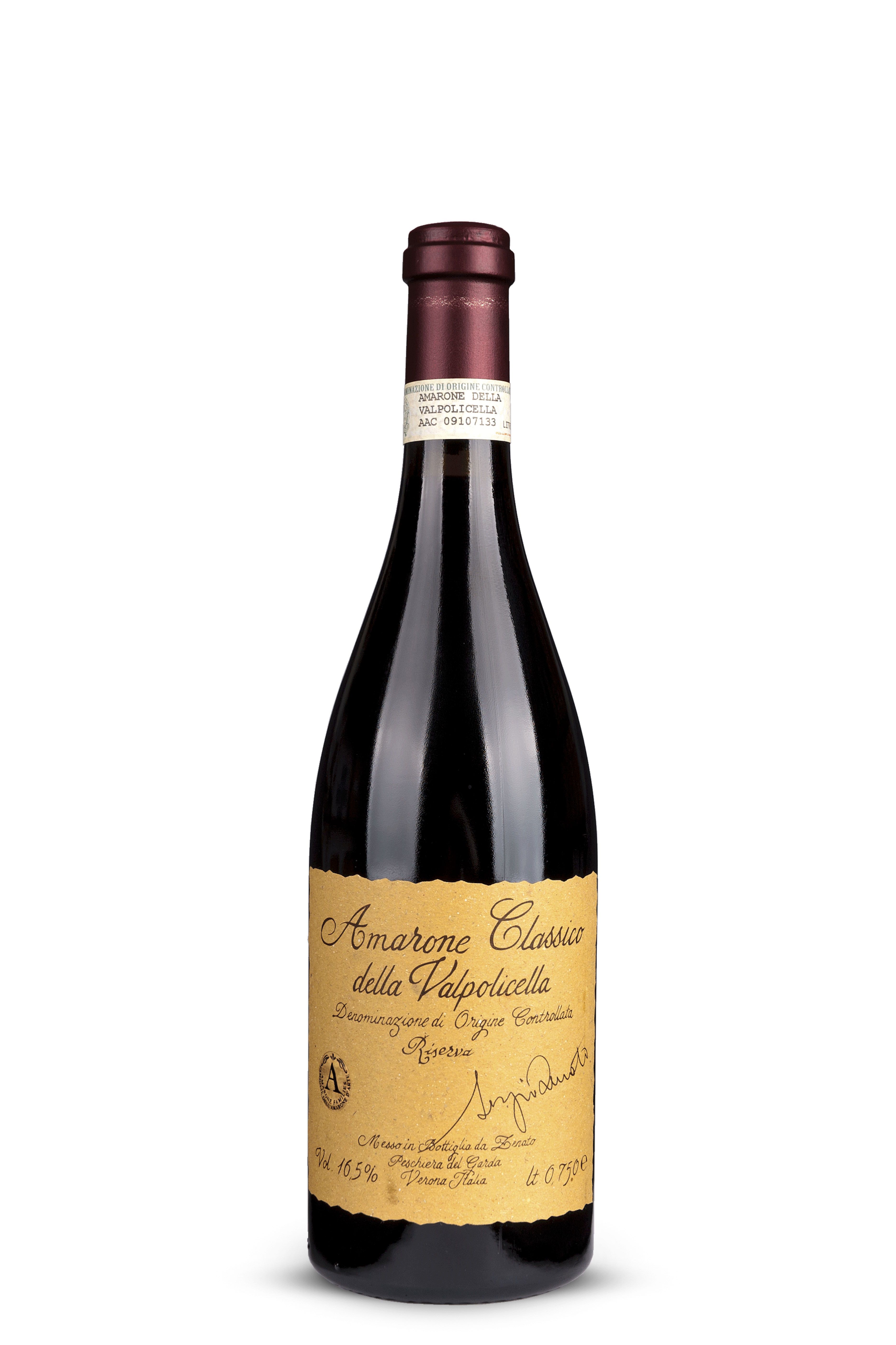 Dunkle Weinflasche mit goldgelbem Etikett in handschriftlicher Optik. Aufschrift: „Amarone della Valpolicella Classico Riserva“. Oben ein DOCG-Siegel, unten das Zenato-Logo. Der Flaschenhals ist mit bordeauxroter Folie umhüllt