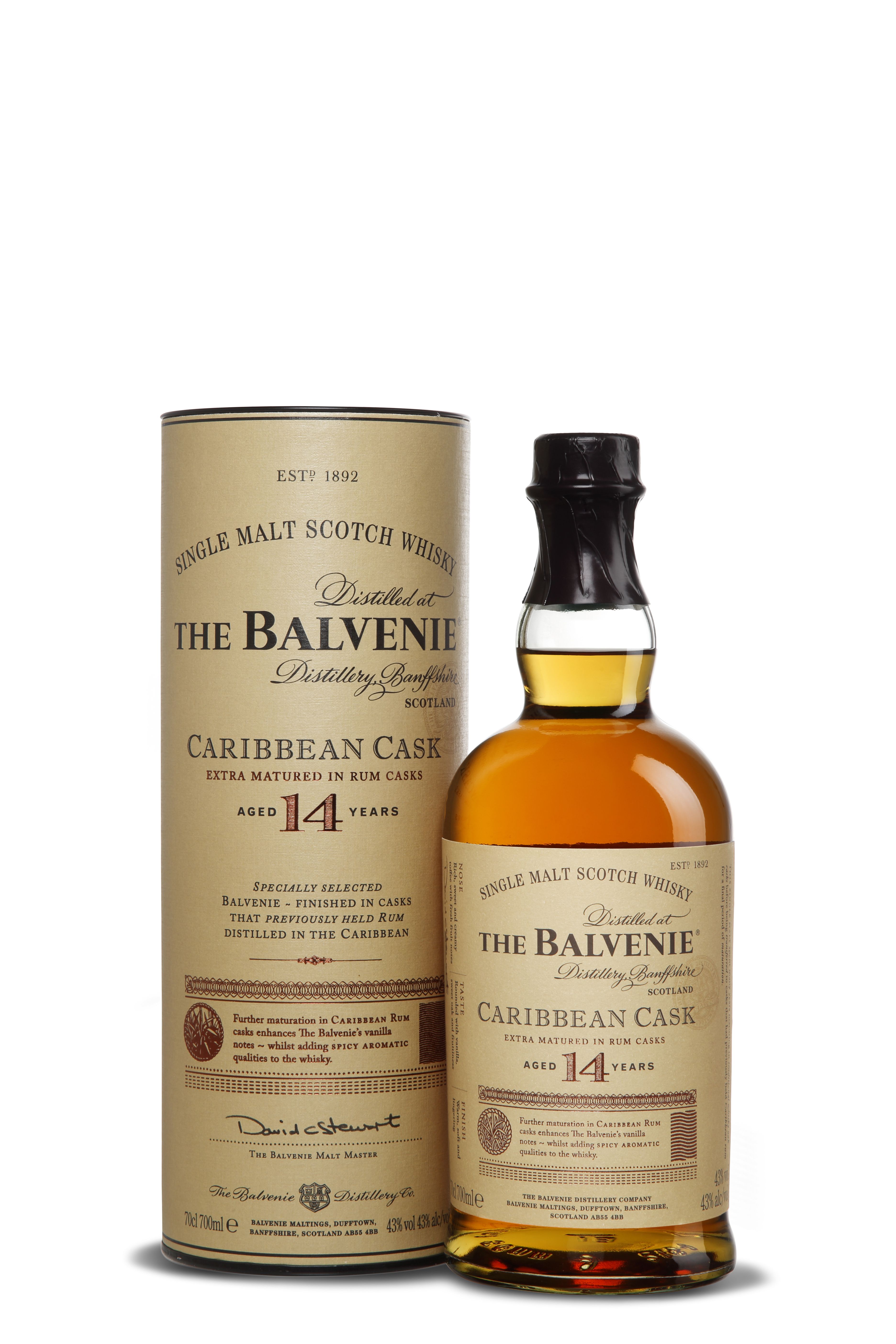 Eine bernsteinfarbene Whiskyflasche „The Balvenie Caribbean Cask“ steht neben einer zylindrischen Verpackung in Beige. Beide zeigen schwarze und rote Schrift. Der Flaschenhals ist mit schwarzer Folie versiegelt.