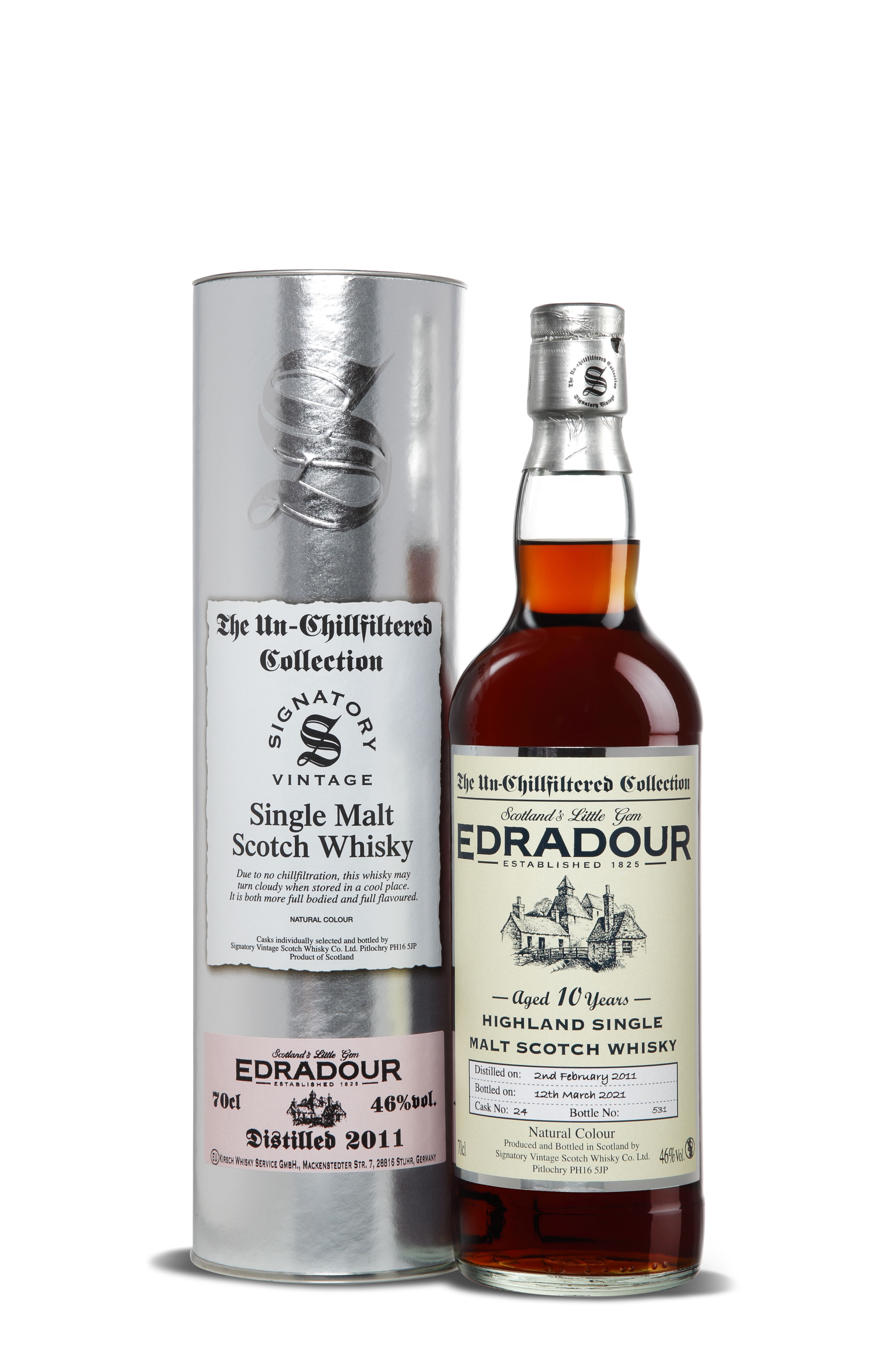 Die Edradour-Flasche hat einen bauchigen Körper mit abgerundeten Schultern. Der dunkelbraune Whisky ist durch das klare Glas sichtbar. Das Etikett ist cremefarben mit schwarzer Schrift und einer Zeichnung der Destillerie. Die silberne Umverpackung glänzt