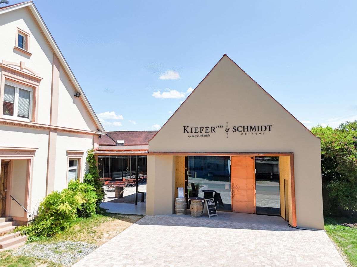 Gebäude und Vinothek des Weinguts Kiefer & Schmidt