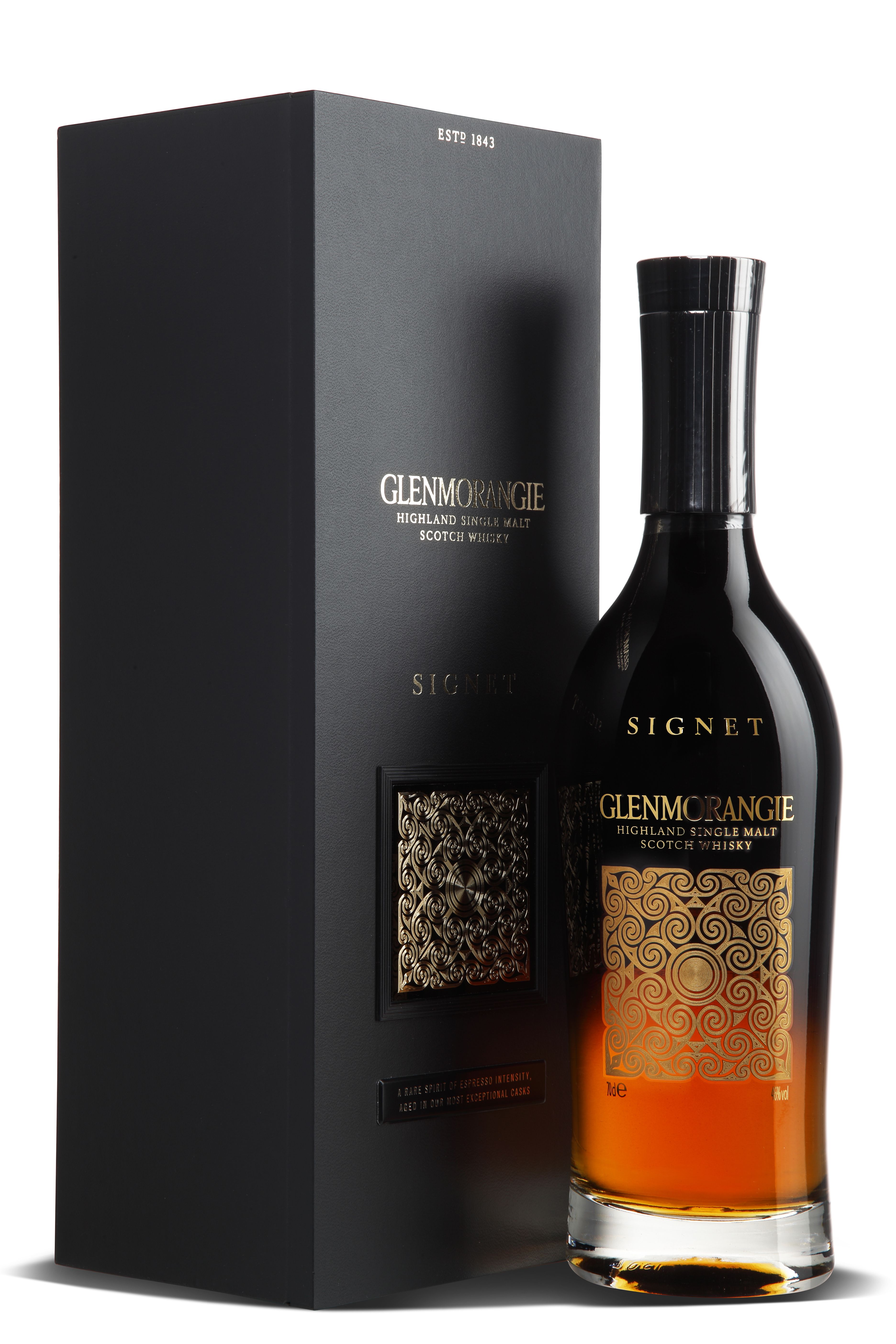 Abgebildet ist eine edle Flasche Glenmorangie Signet Whisky neben einer schwarzen Geschenkbox. Die Flasche ist dunkel mit einem goldfarbenen, verschnörkelten Etikett verziert. Die Box zeigt den Markennamen in Goldschrift.