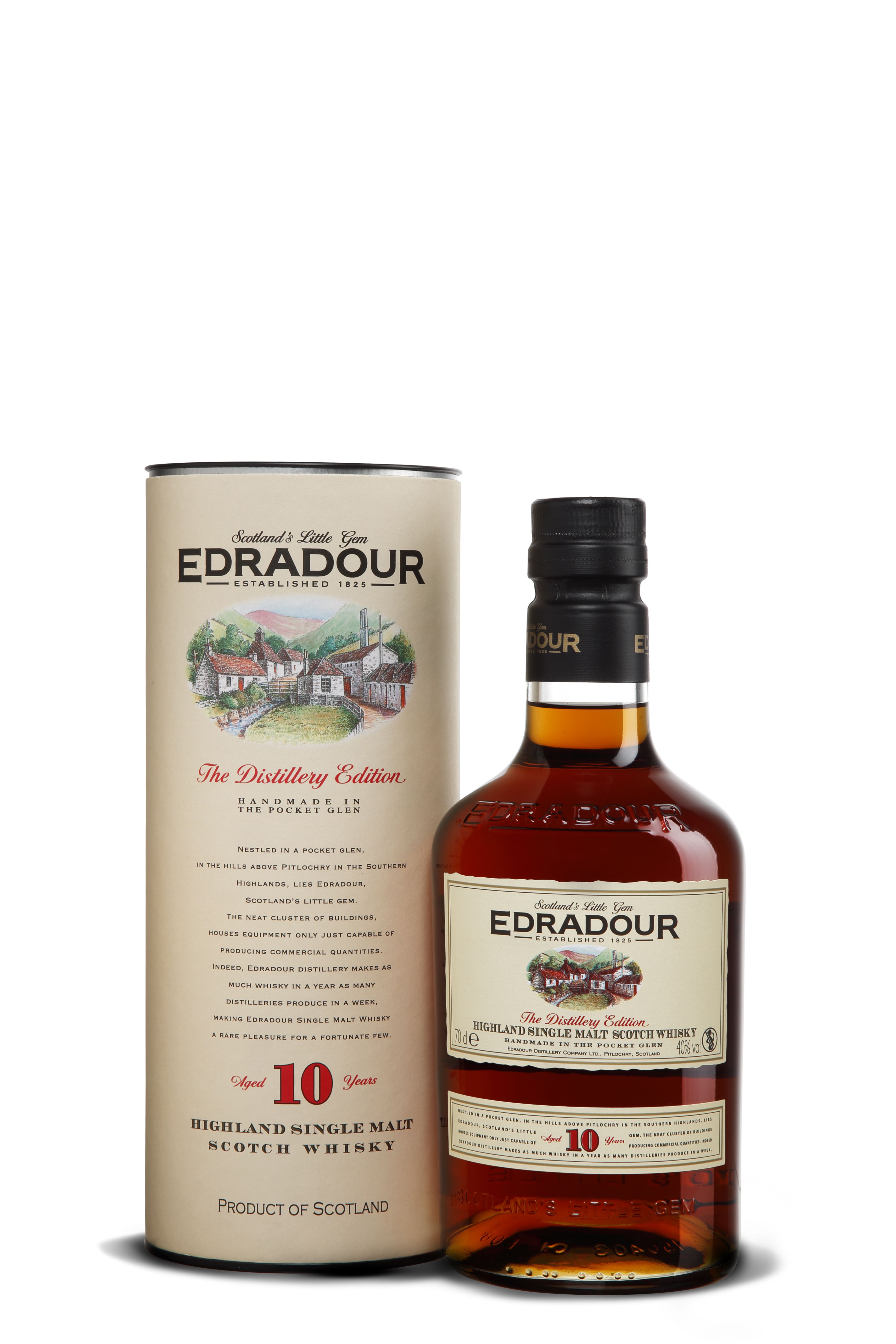 Braune Flasche Edradour Whisky mit schwarzem Verschluss vor einer beigen Geschenkdose. Beide tragen ein Etikett mit farbiger Illustration einer schottischen Brennerei. Die Schrift ist in Schwarz und Rot gehalten. Der Whisky schimmert in sattem Bernstein.