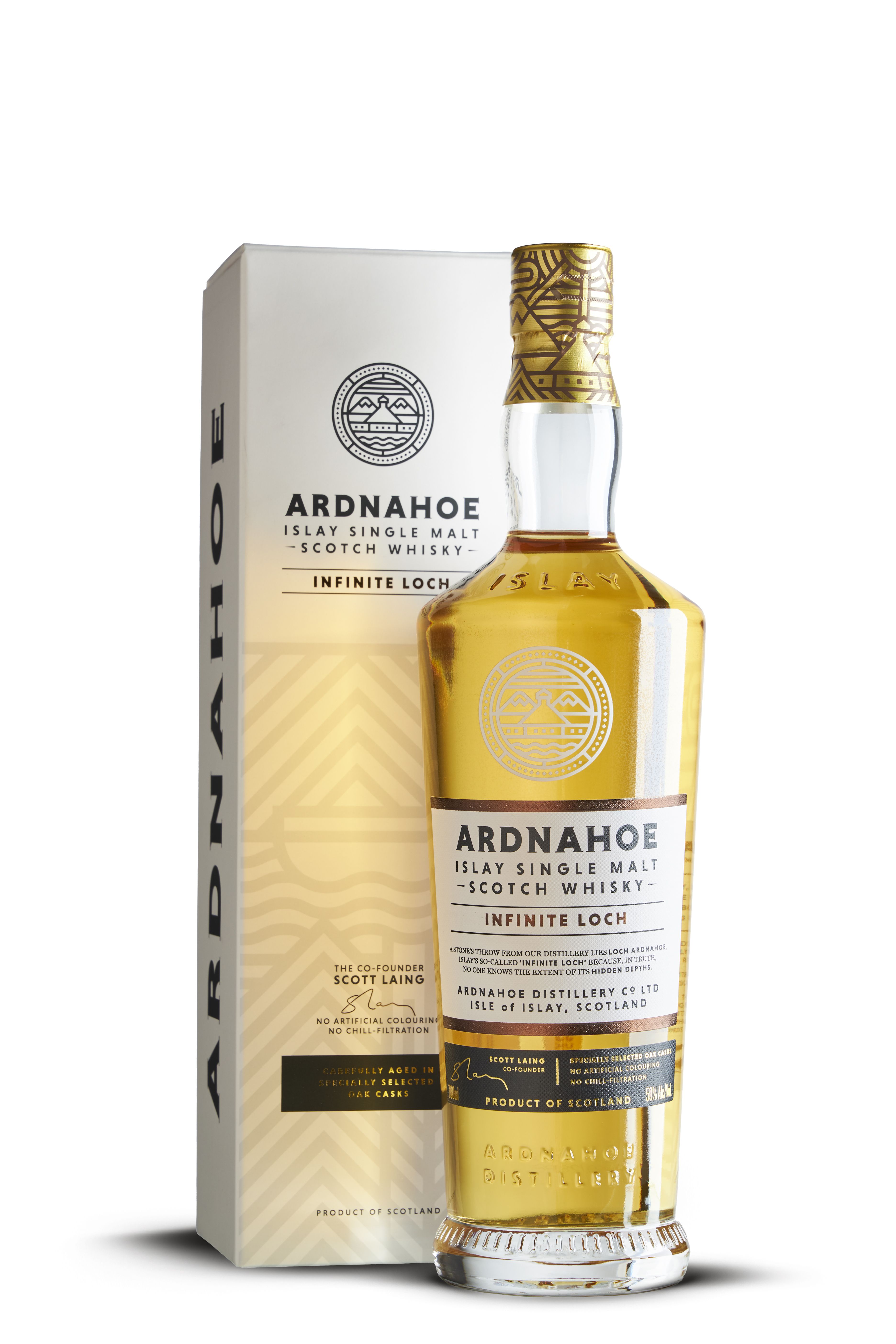 Bernsteinfarbene Flasche mit gewölbten Schultern, goldener Kapsel und weißem Etikett mit schwarzer und goldener Schrift. Weiße Box mit geometrischem Muster und großem ARDNAHOE-Schriftzug. Schlankes Design, edel und modern.