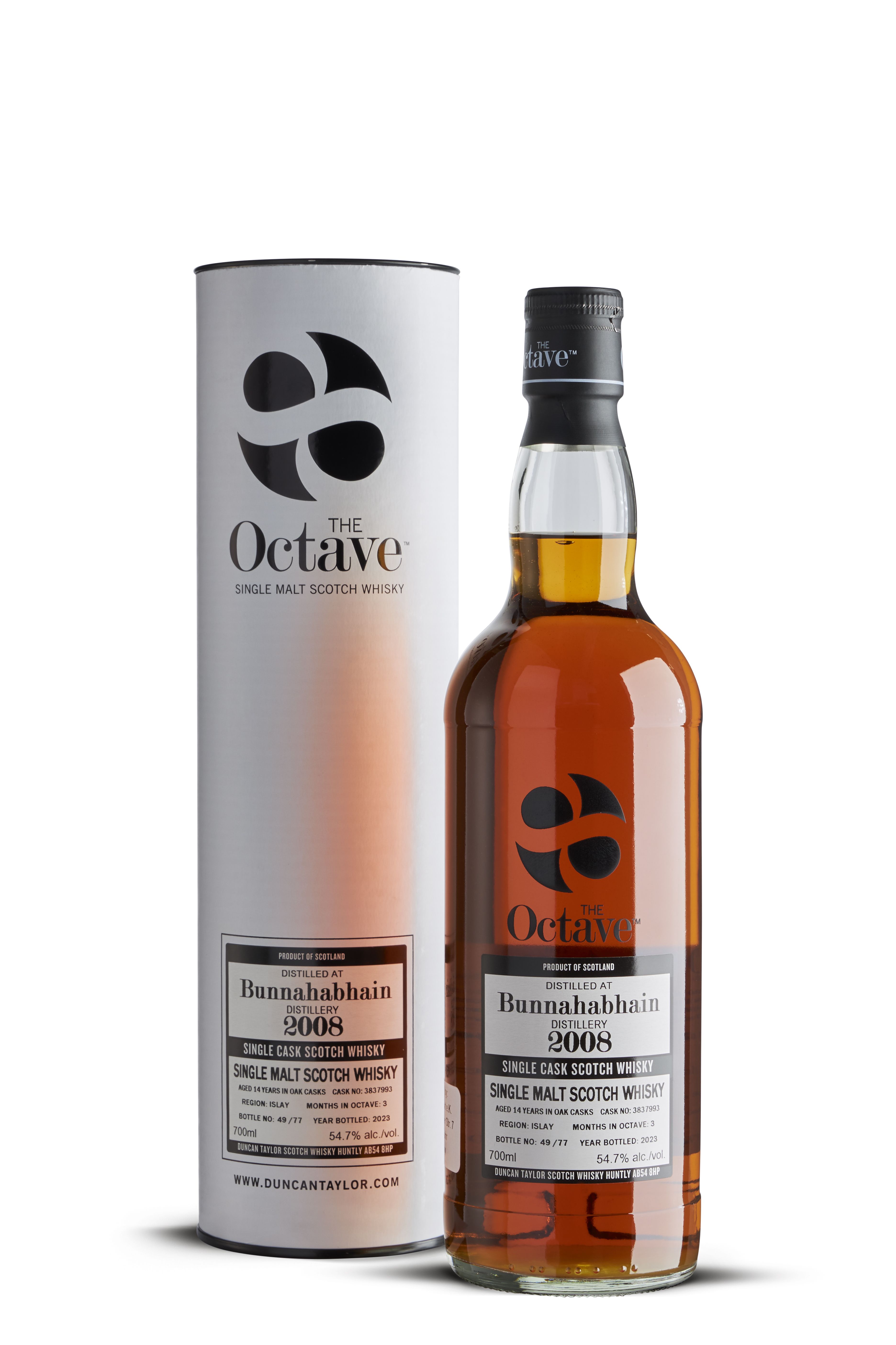Flasche The Octave Single Malt Scotch Whisky neben weißem, zylindrischem Behälter mit schwarzem Logo. Flasche ist mit schwarzem Verschluss, bernsteinfarbigem Whisky und weißem Etikett versehen mit Details zu Bunnahabhain 2008, 54,7 % Vol.
