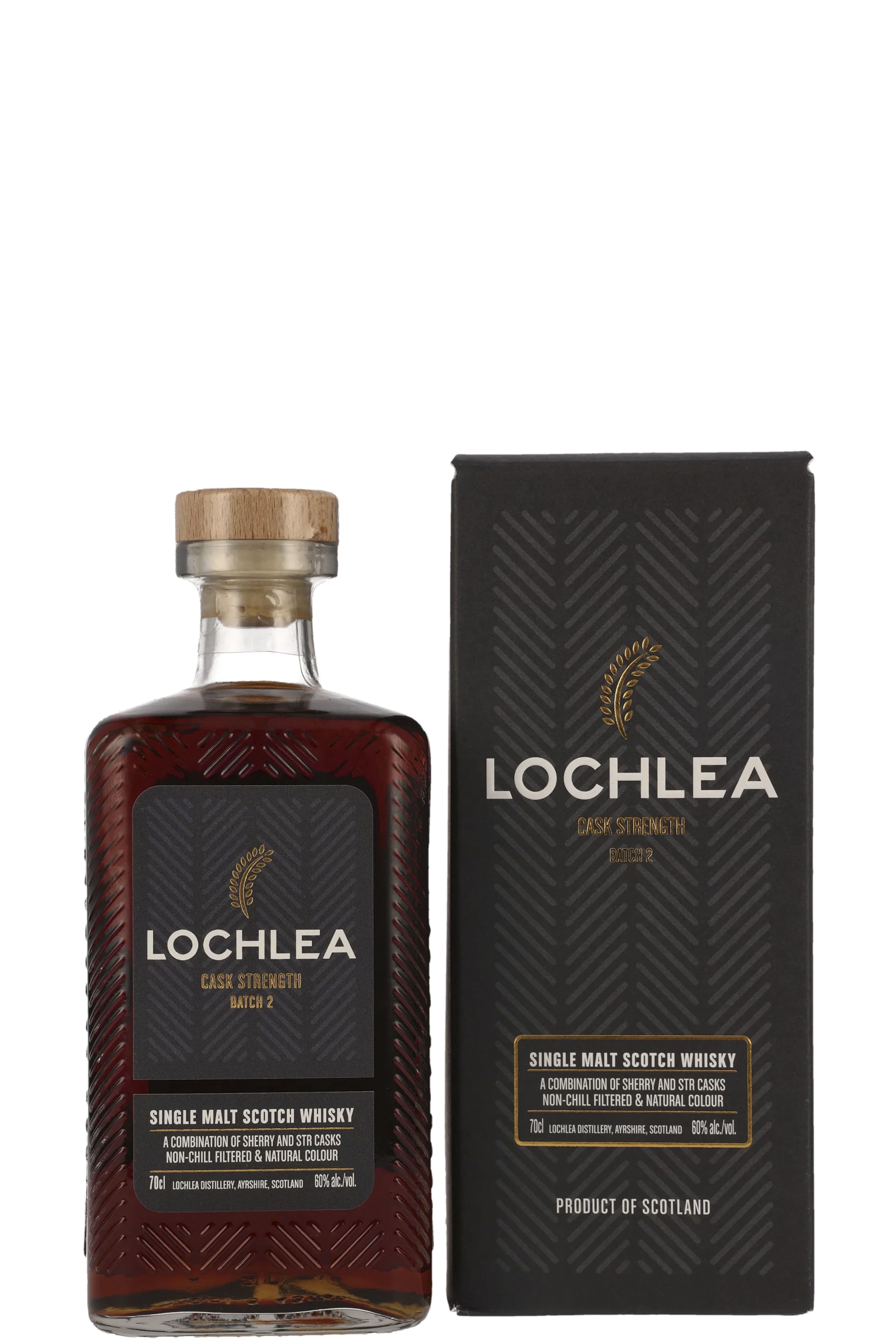 Flasche und Umverpackung des Lochlea Cask Strength Single Malt Scotch Whiskys. Die Flasche ist rechteckig mit strukturiertem Glas und zeigt goldgelben Whisky. Das dunkelgraue Etikett und die Verpackung sind mit goldener Schrift verziert.