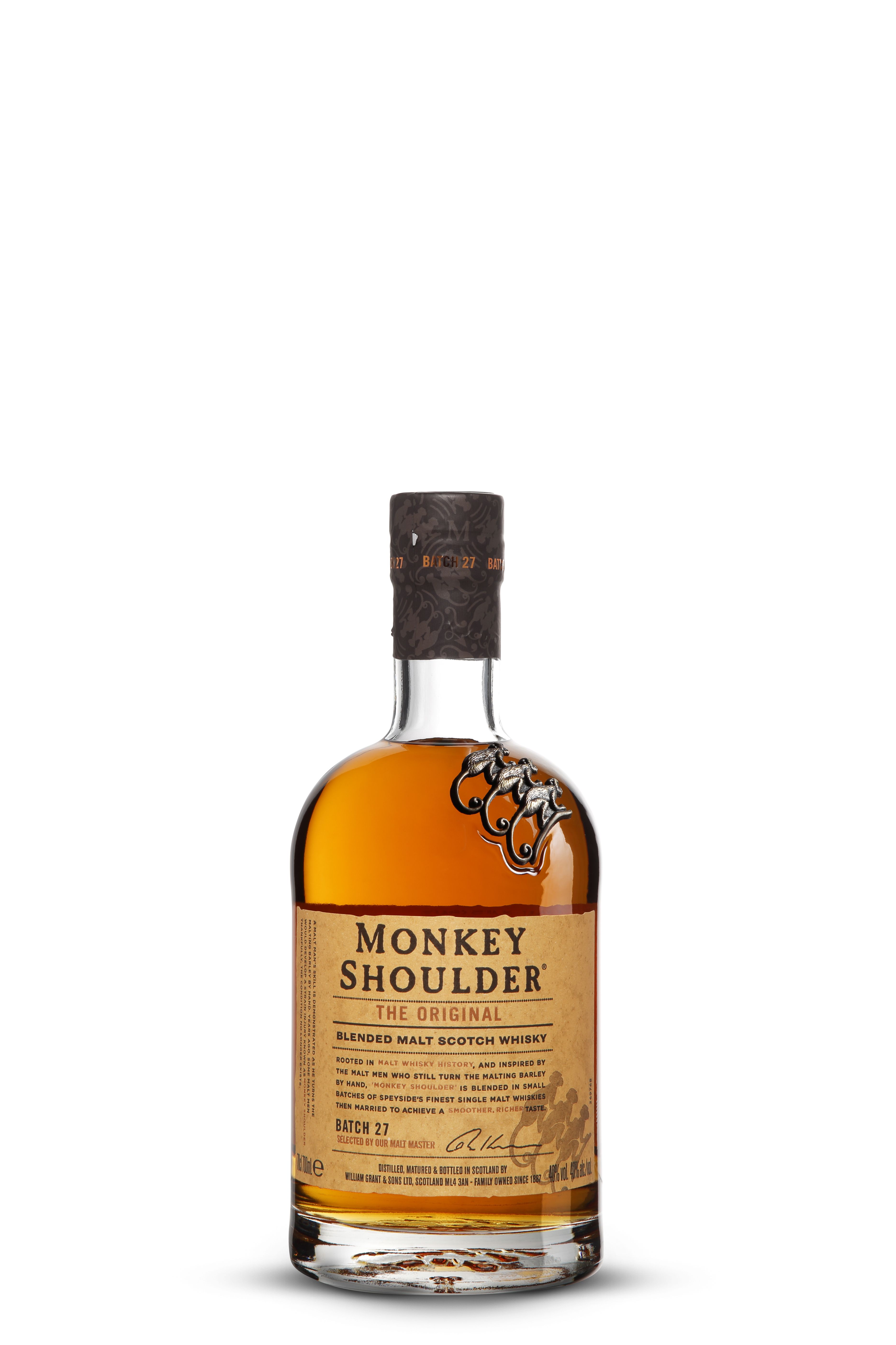 Zu sehen ist eine Whiskyflasche "Monkey Shoulder The Original" mit bernsteinfarbenem Inhalt. Die Flasche hat ein braunes Etikett mit schwarzer und orangener Schrift. Am Flaschenhals sind silberne Affenfiguren angebracht. Der Verschluss ist dunkelbraun.