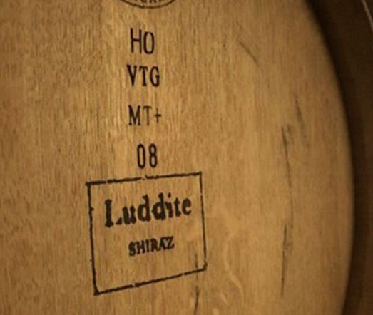 Holzfass mit Aufschrift „Luddite Shiraz“ und Fassangaben im Keller der Luddite Winery.