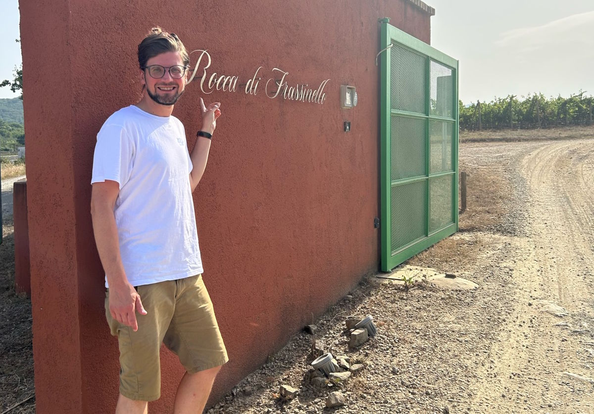 Rainer vor dem Eingang eines Weinguts inmitten der Weinberge