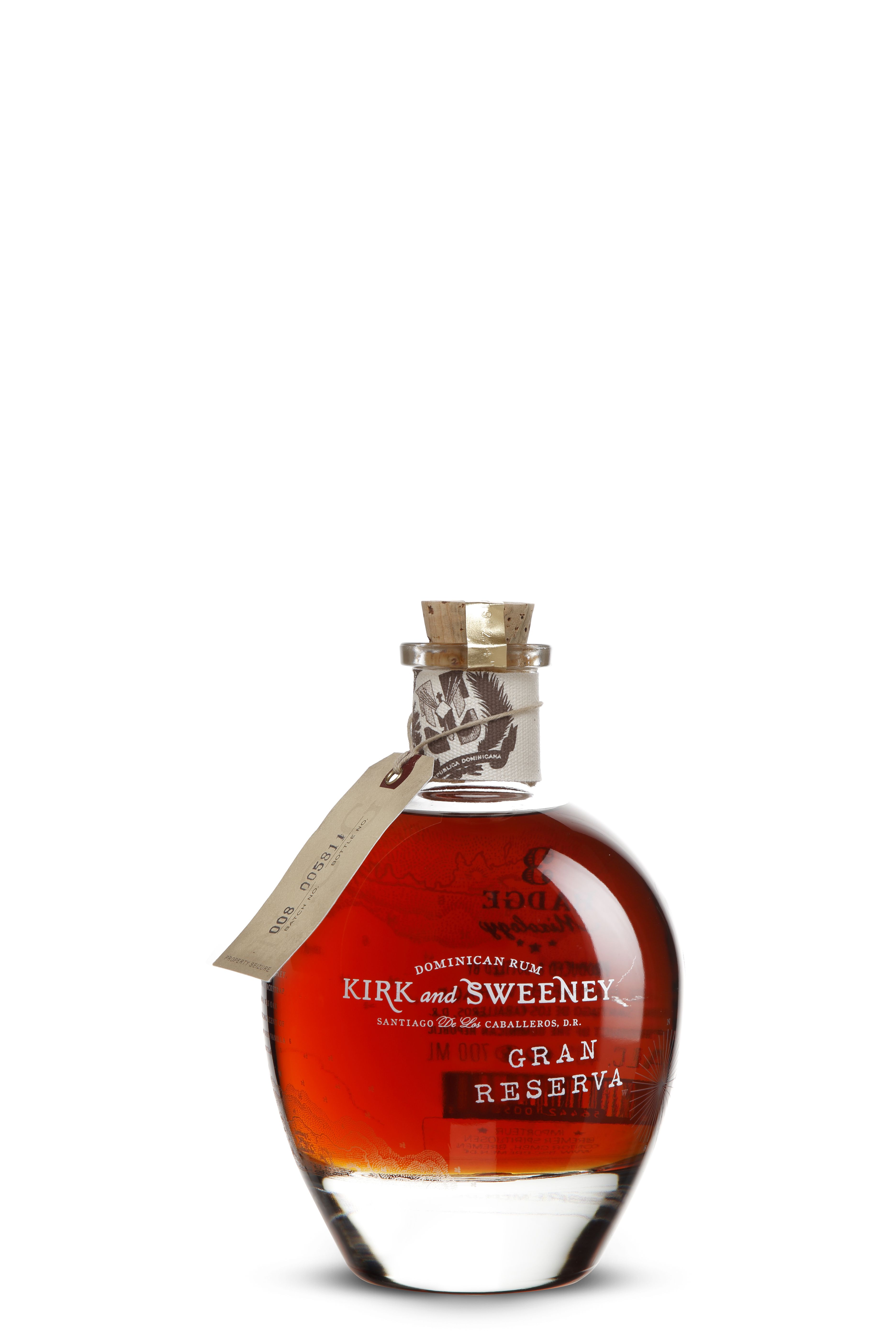 Die Kirk and Sweeney Gran Reserva Flasche besticht durch ihre runde, bauchige Form und den dicken Glasboden. Naturkorken mit Papierband, Anhängeschild am Hals, weiße Schrift auf bernsteinfarbenem Rum für eleganten Look.